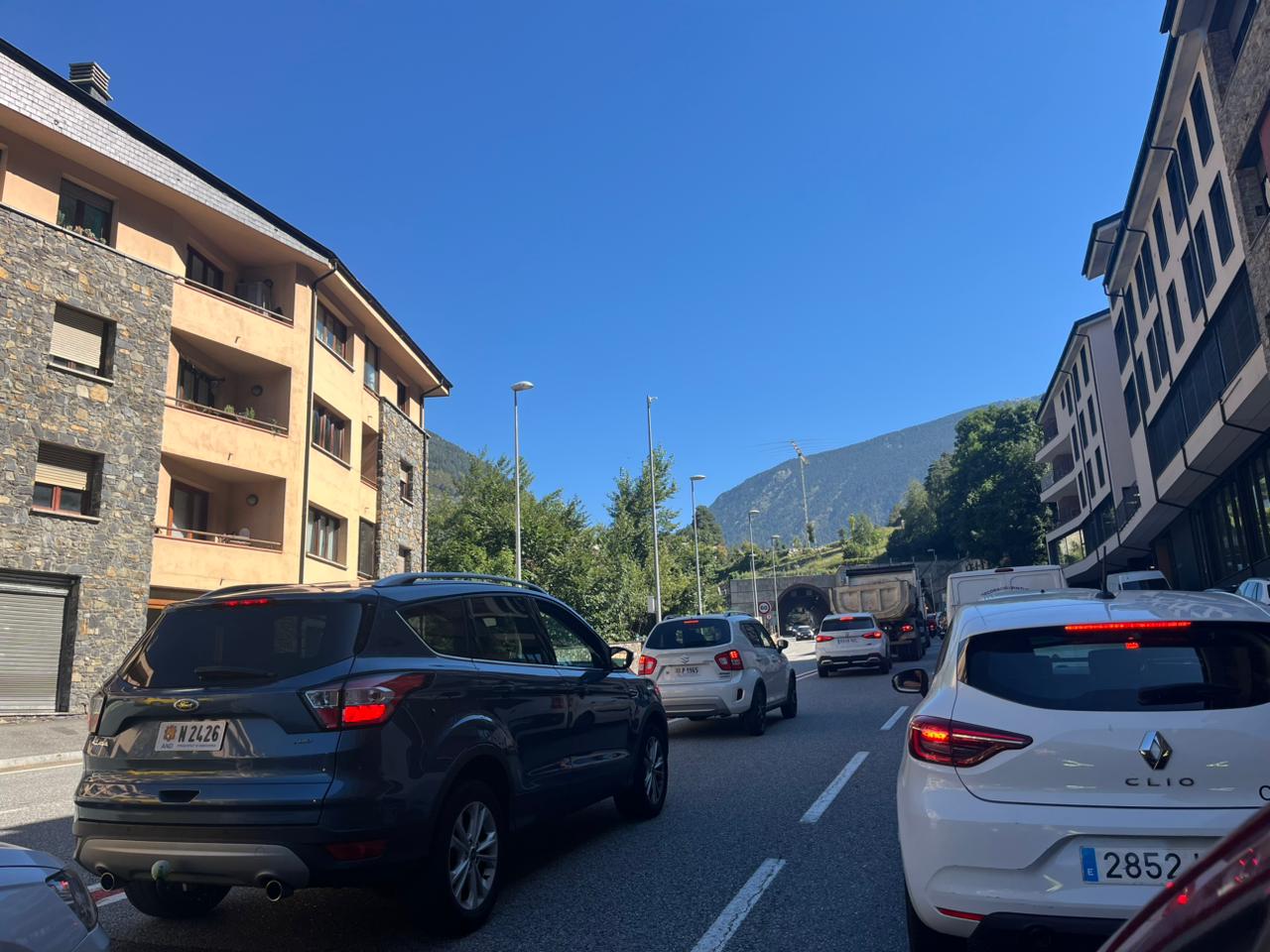Cua de cotxes a l'entrada d'Encamp, abans del túnel de Valira Nova. 