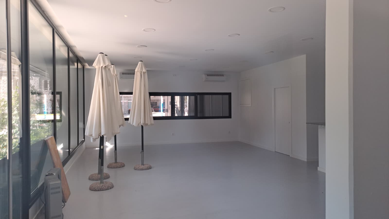Interior d'un dels locals. La portaveu del Sindicat, Rebeca Bonache.