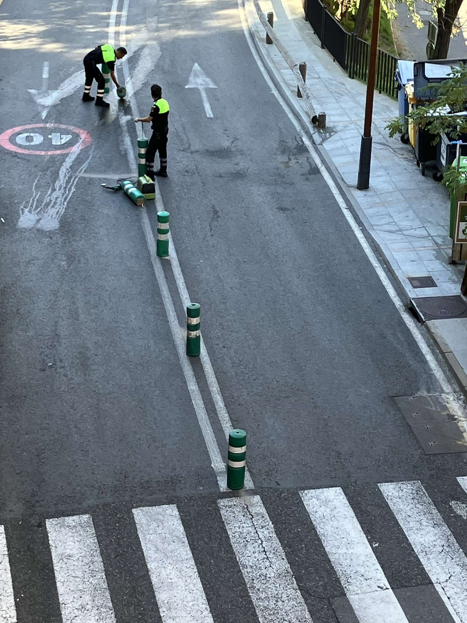 Una imatge de la col·locació de les pilones. Una imatge de la col·locació de les pilones.