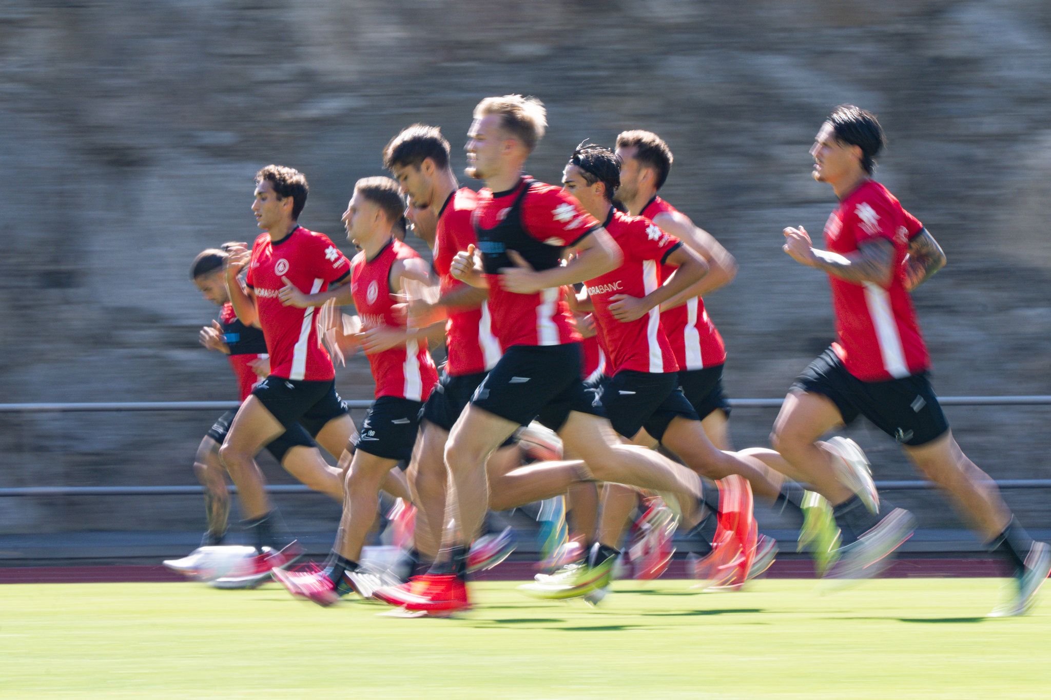 La plantilla de l'FC Andorra exercitant-se aquesta setmana a l'estadi Comunal. 
