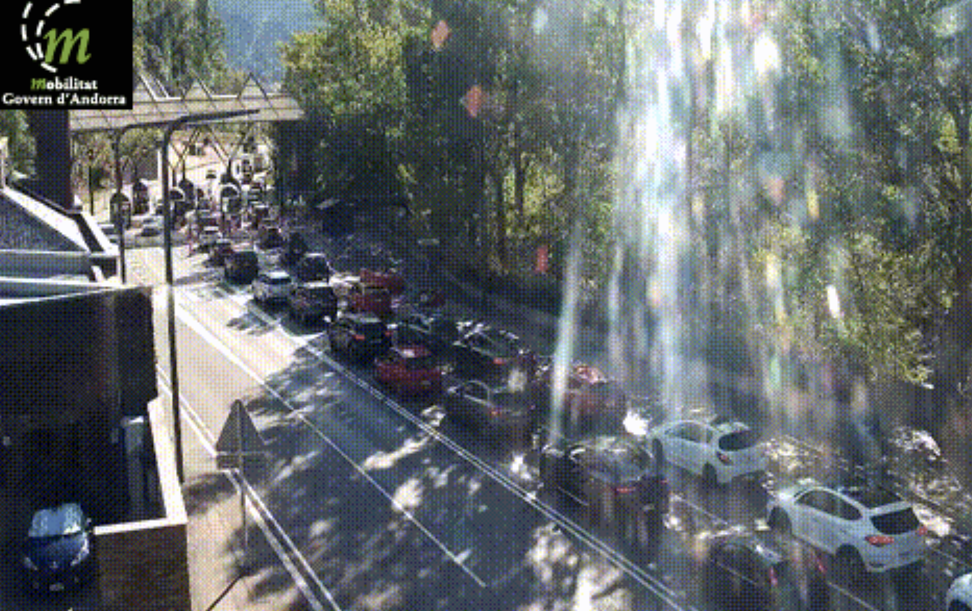 Cotxes sortint per la frontera del riu Runer. Cotxes sortint per la frontera del riu Runer.