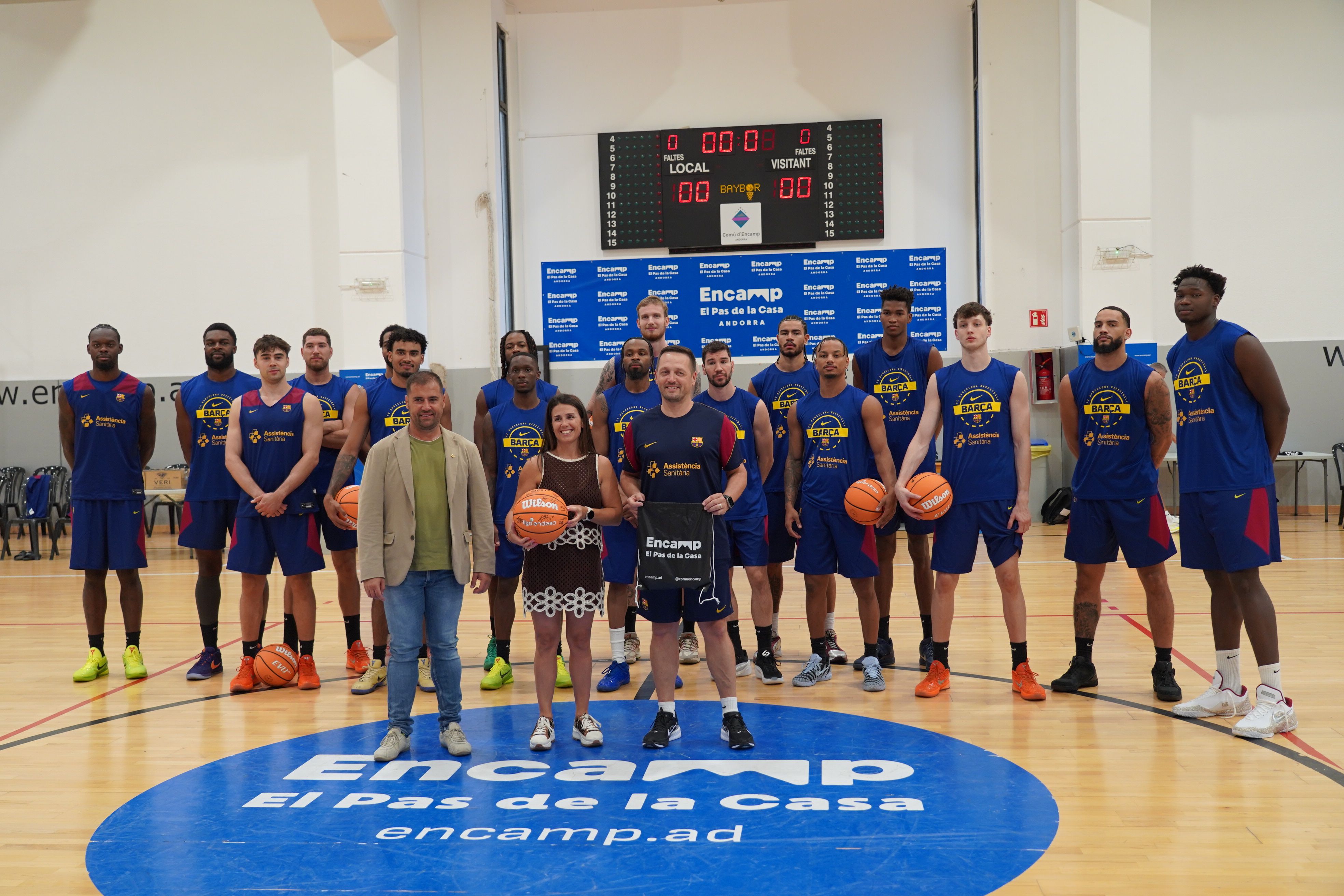La plantilla del Barça de bàsquet, amb Mas i Marot a la pista del Complex Esportiu d'Encamp. La plantilla del Barça de bàsquet, amb Mas i Marot a la pista del Complex Esportiu d'Encamp.