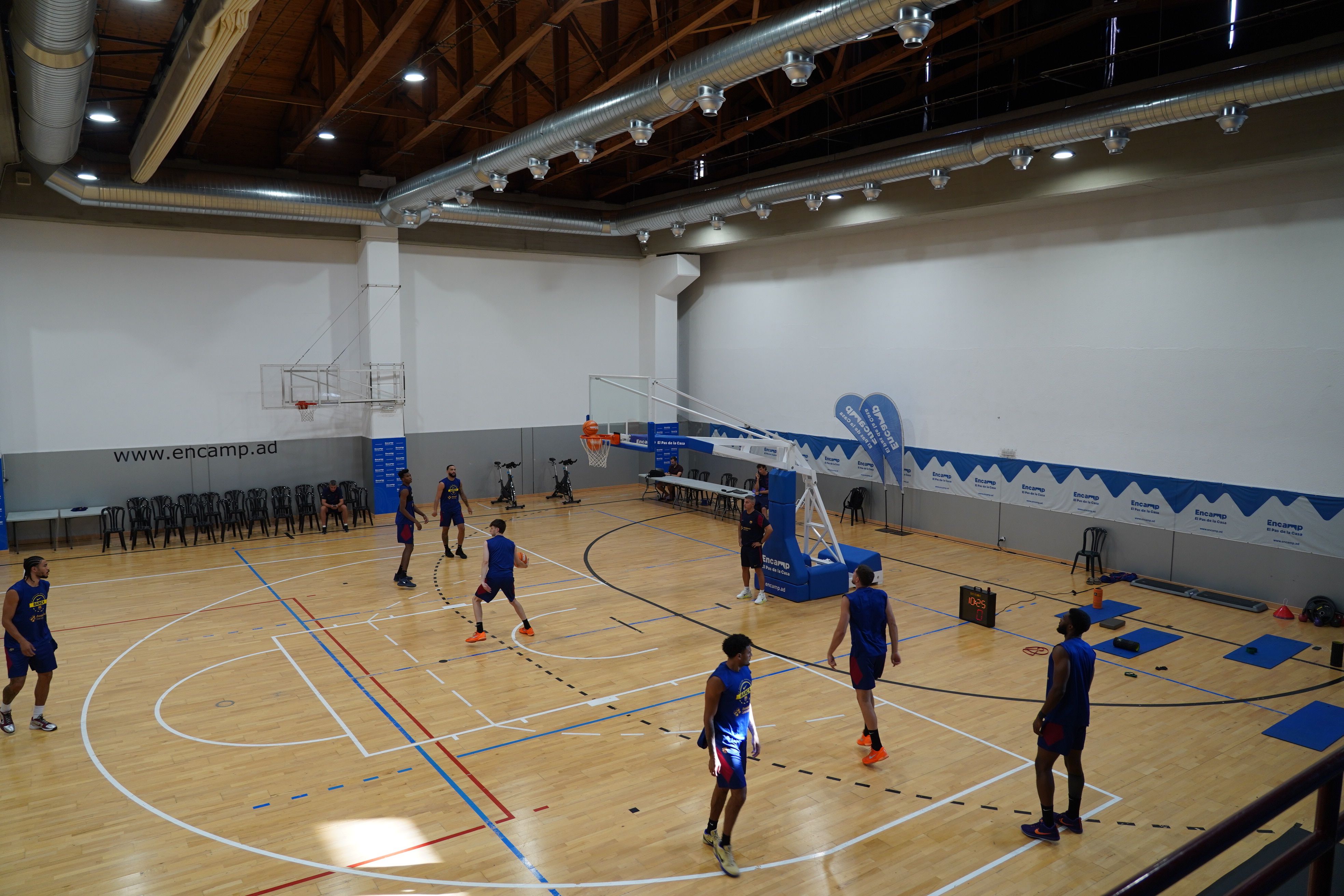 Vista des de la graderia de l'entrenament blaugrana. Vista des de la graderia de l'entrenament blaugrana.