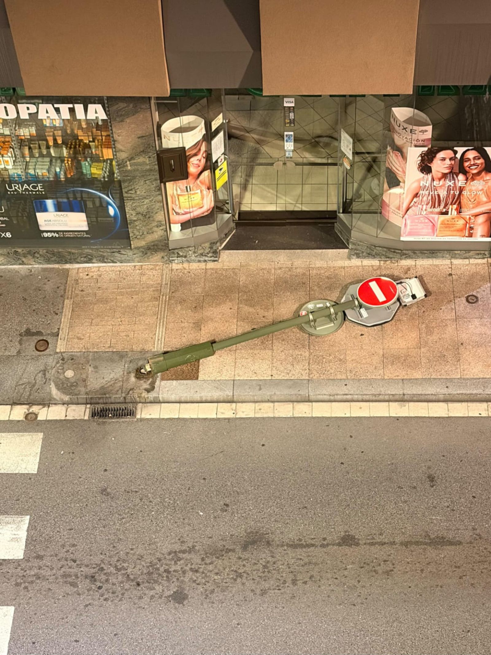 El senyal tombat a terra.