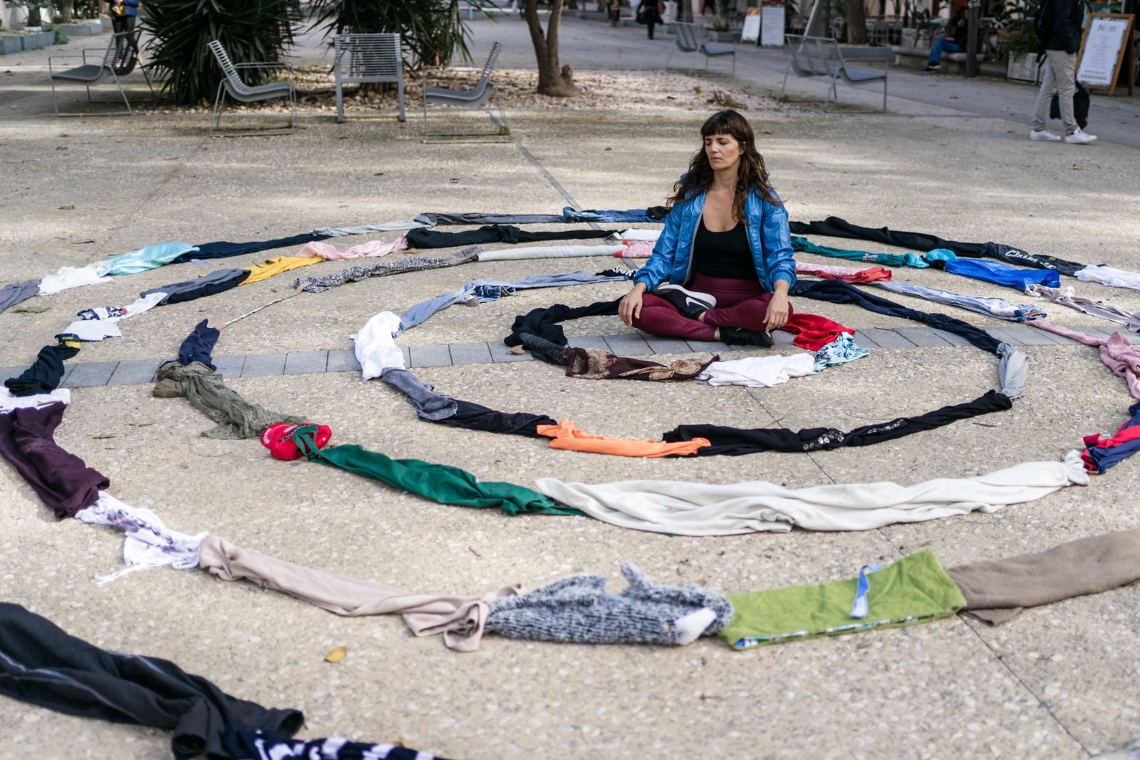 performance 'La Roba'. Ana G. Hernando La portaveu del Sindicat, Rebeca Bonache.