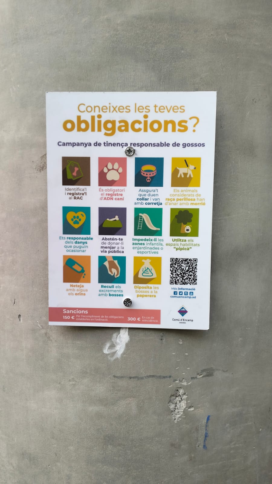 Cartells a la zona de l'escola andorrana d'Encamp. Cartells a la zona de l'escola andorrana d'Encamp.