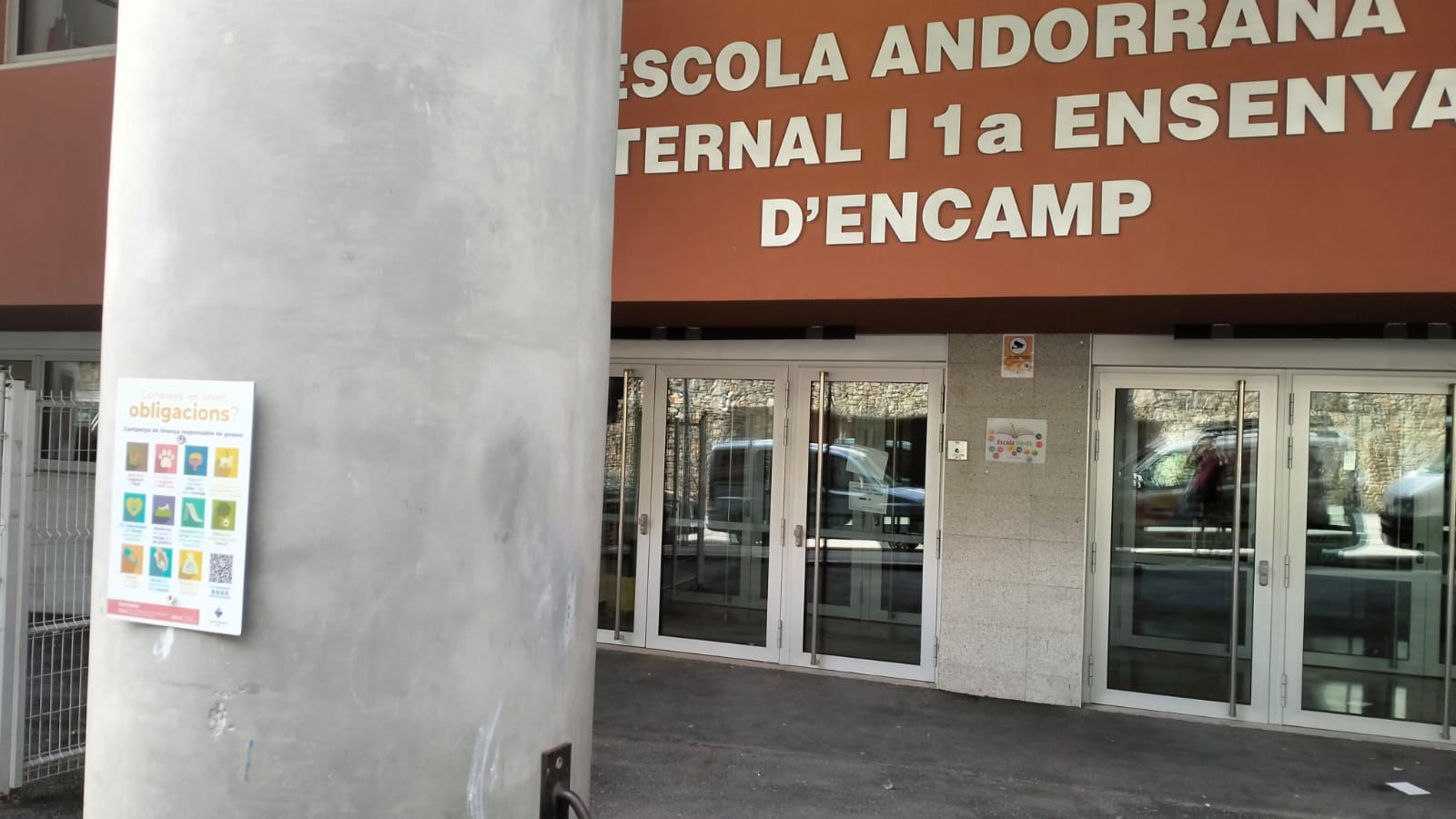 Cartells a la zona de l'escola andorrana d'Encamp. Cartells a la zona de l'escola andorrana d'Encamp.