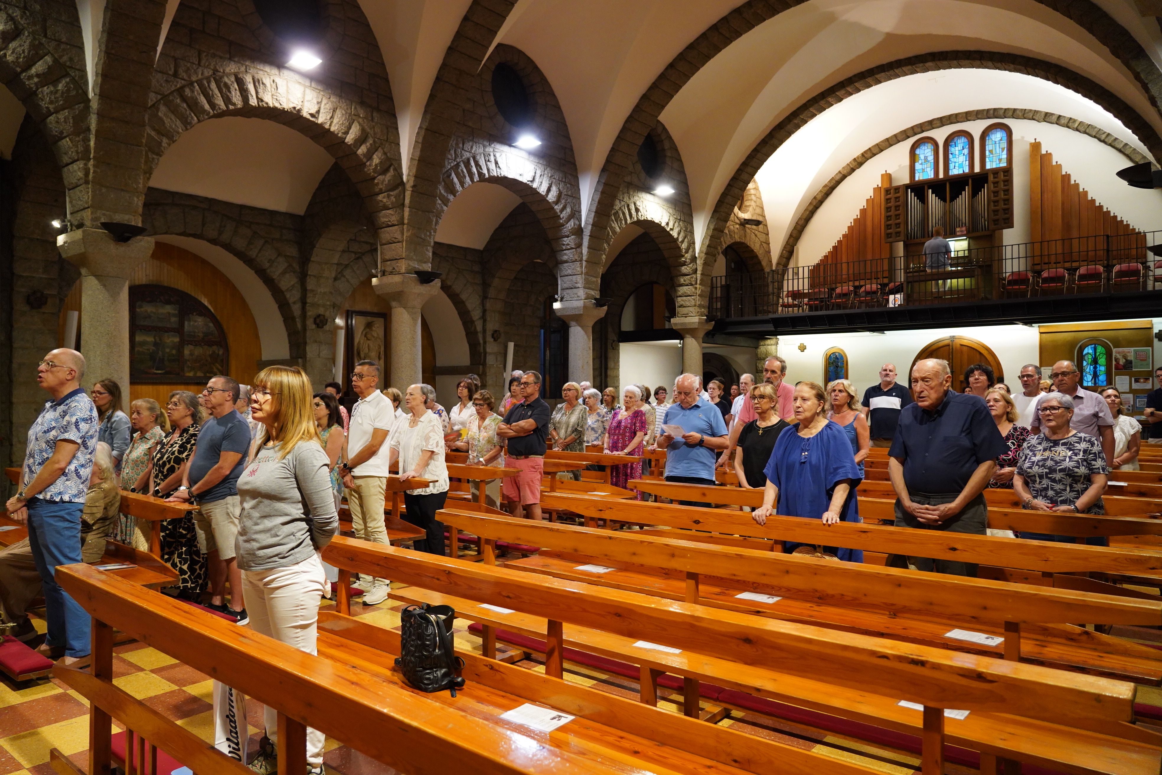 Els feligressos segueixen la missa. Els feligressos segueixen la missa.