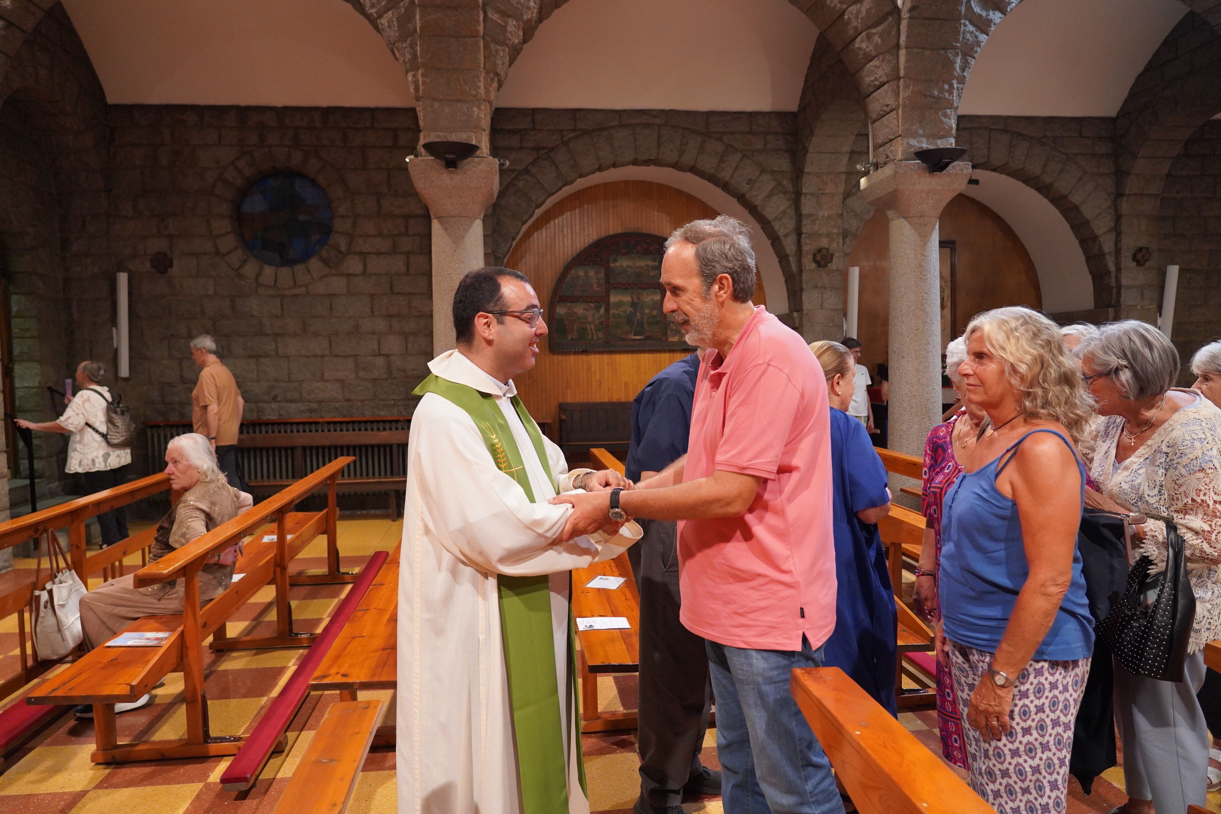 Saludant als feligresos un cop acabada la missa. Saludant als feligresos un cop acabada la missa.