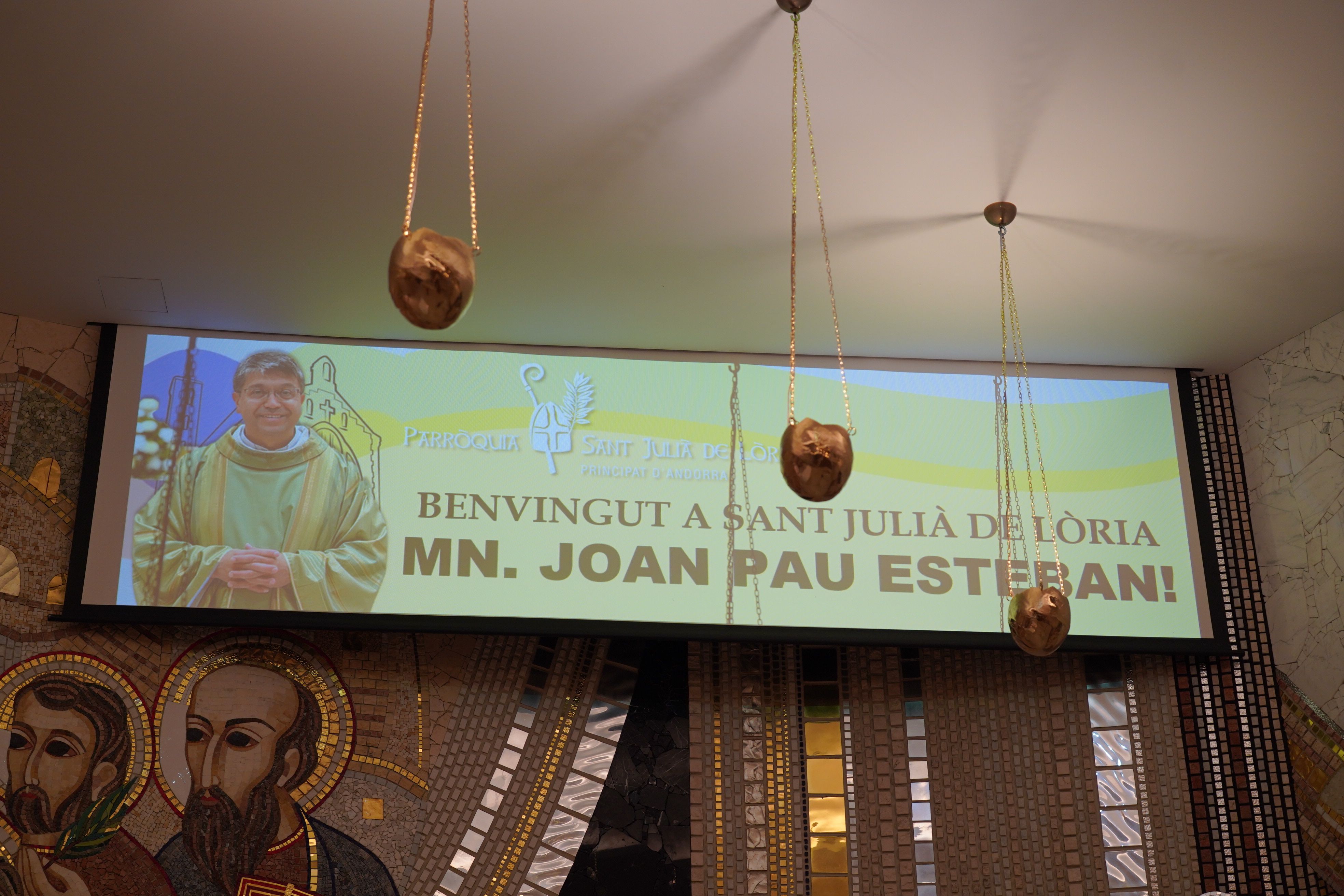 El missatge de benvinguda a mossèn Joan Pau.