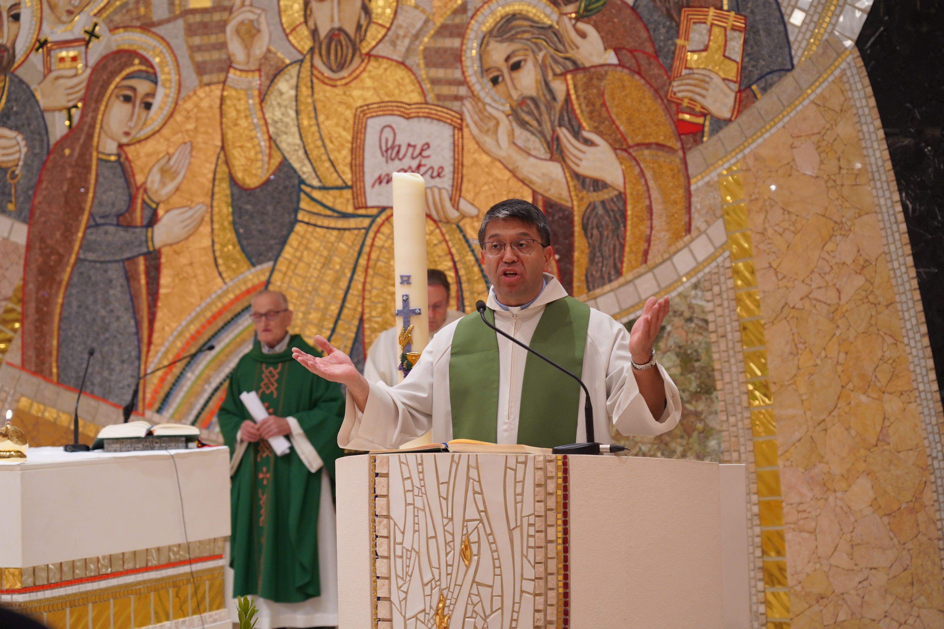 Mossèn Joan Pau es dirigeix als fidels.