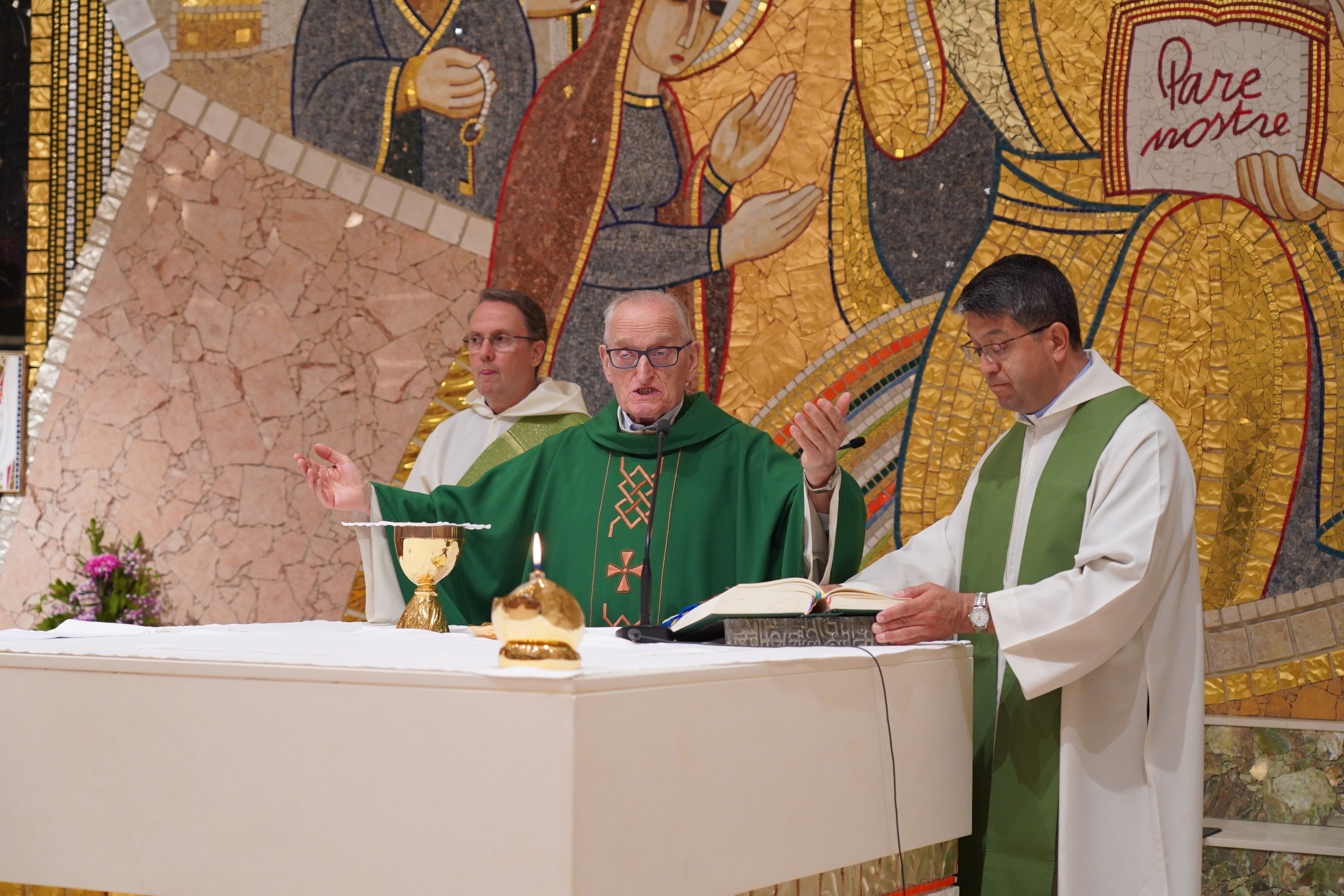 Col·laborant amb la missa.