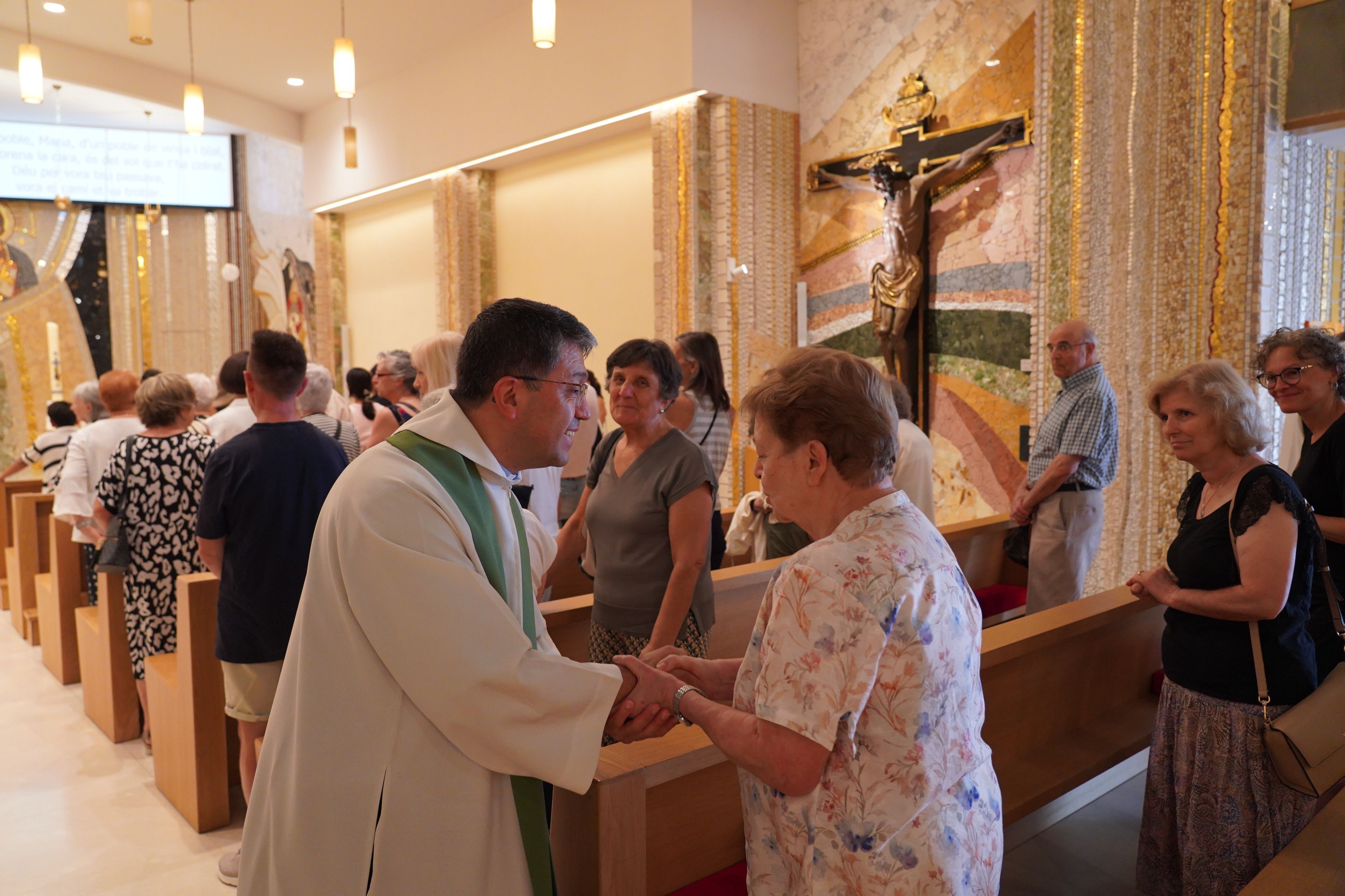 Saludant els fidels al final de la missa.