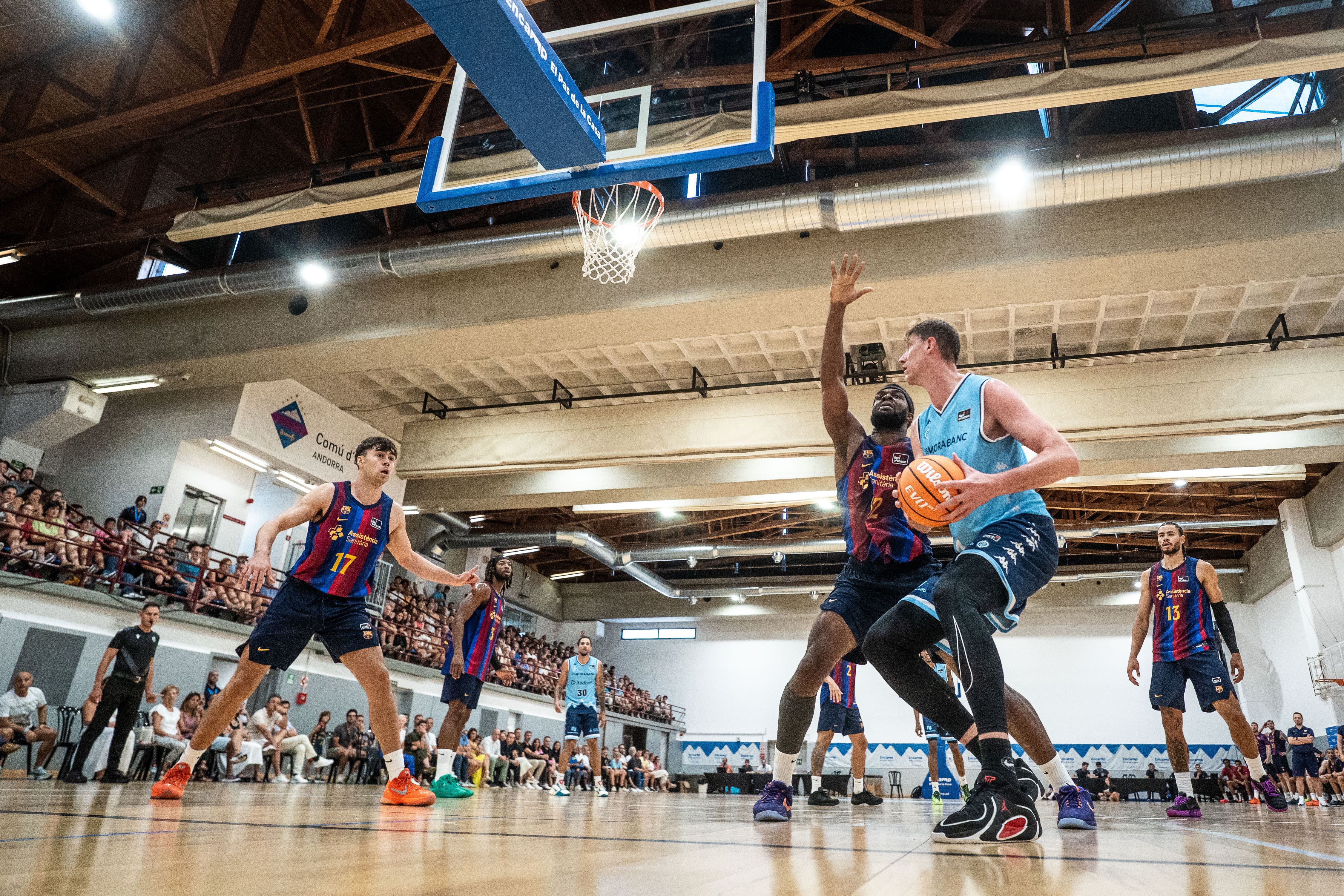 El Complex Esportiu d'Encamp s'ha emplenat de gom a gom per veure l'estrena en pretemporada de Barça i MoraBanc. El Complex Esportiu d'Encamp s'ha emplenat de gom a gom per veure l'estrena en pretemporada de Barça i MoraBanc.