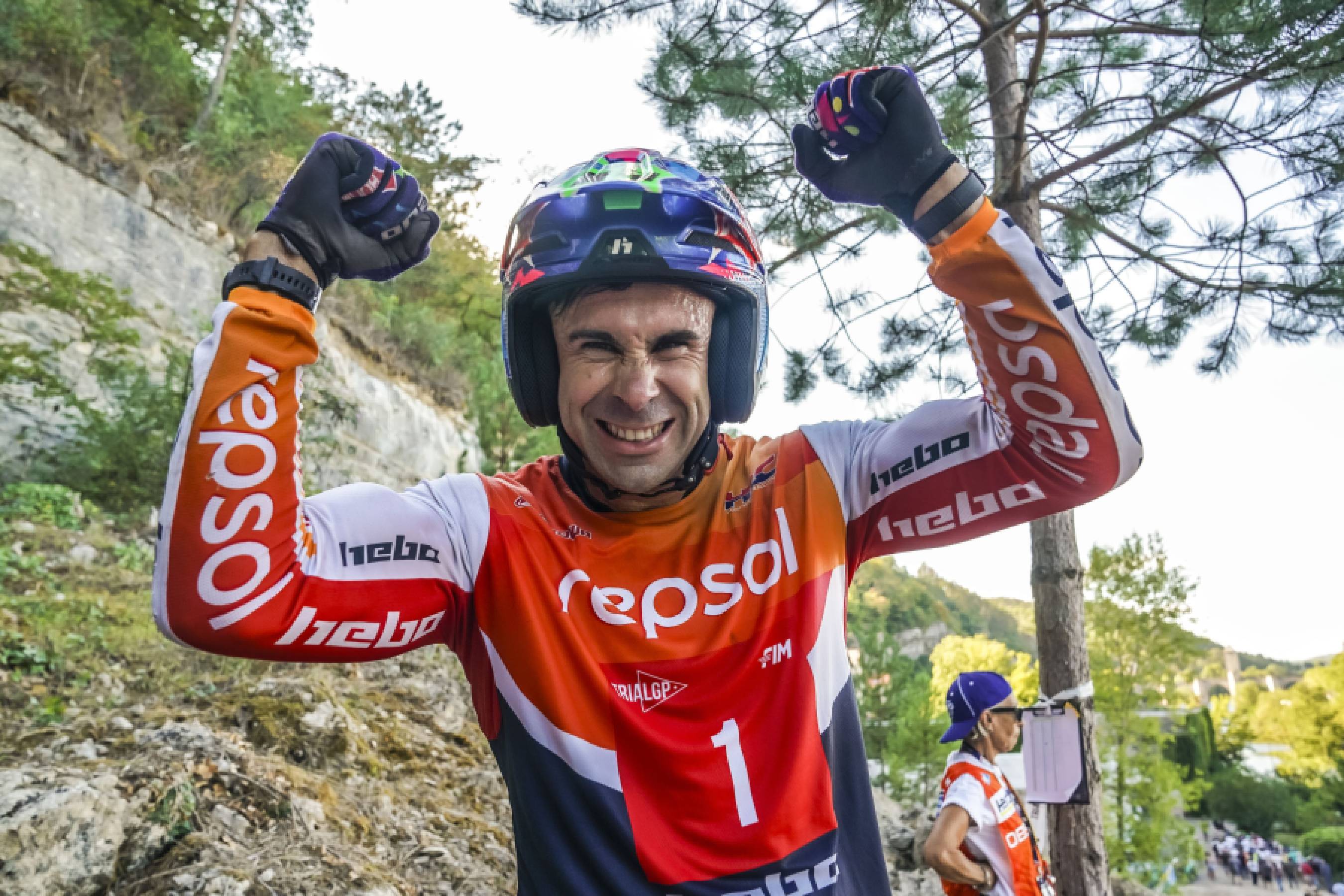 Toni Bou, amb el dorsal 1, celebrant un triomf a l'aire lliure. Toni Bou, amb el dorsal 1, celebrant un triomf a l'aire lliure.