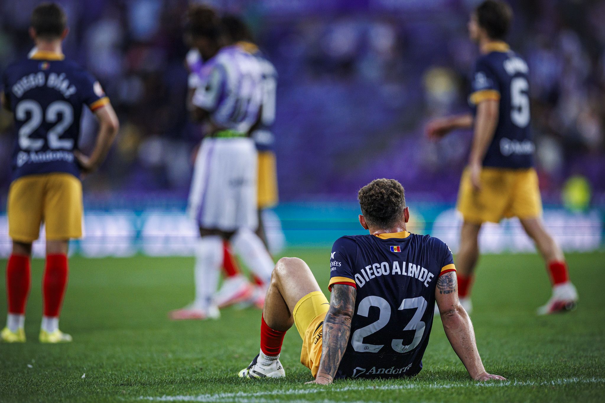 Alende, abatut després de caure a Valladolid amb un gol seu en pròpia porta.