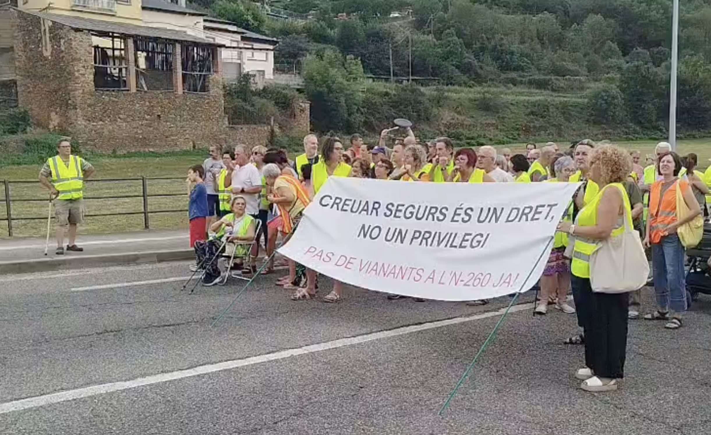 Un centenar de veïns participen en la mobilització. Un centenar de veïns participen en la mobilització.
