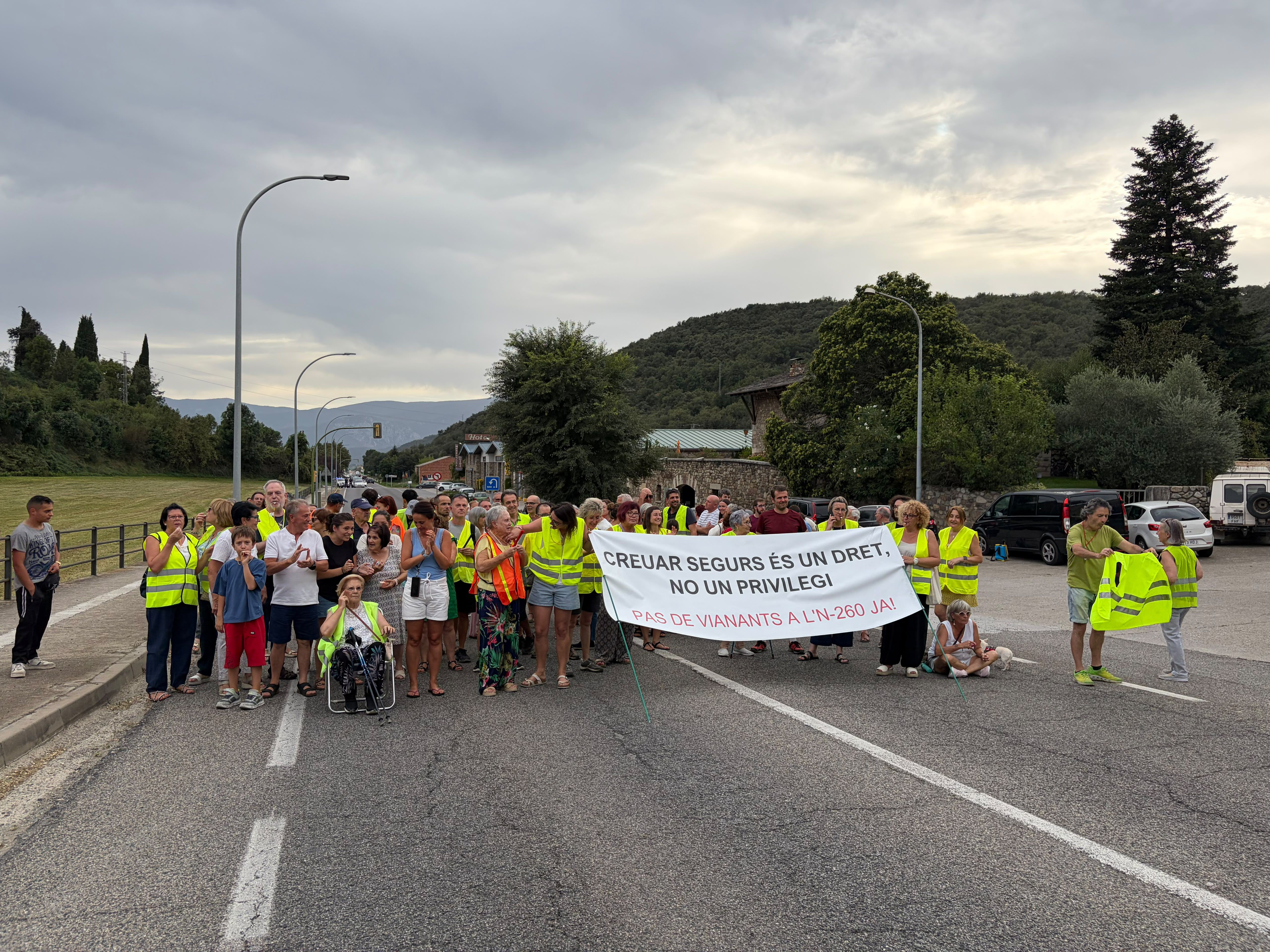 Un centenar de veïns participen en la mobilització. Un centenar de veïns participen en la mobilització.
