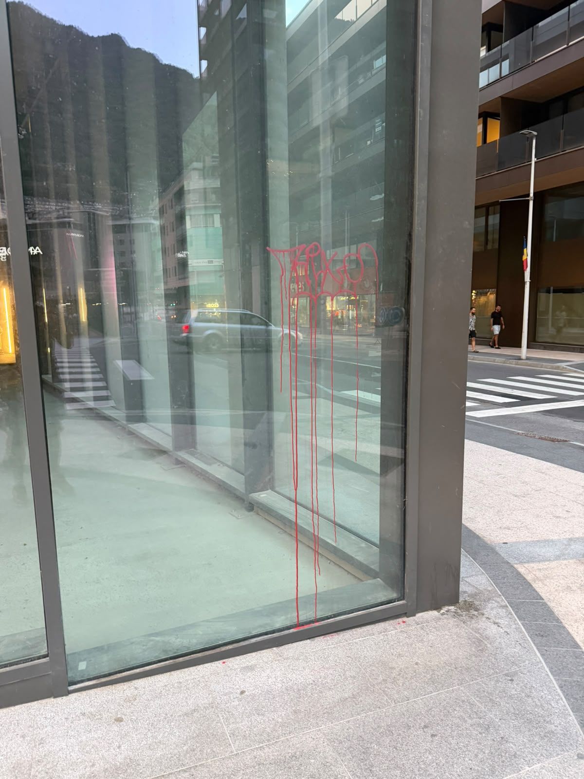 Una de les pintades aparegudes en l'edifici Zenit.