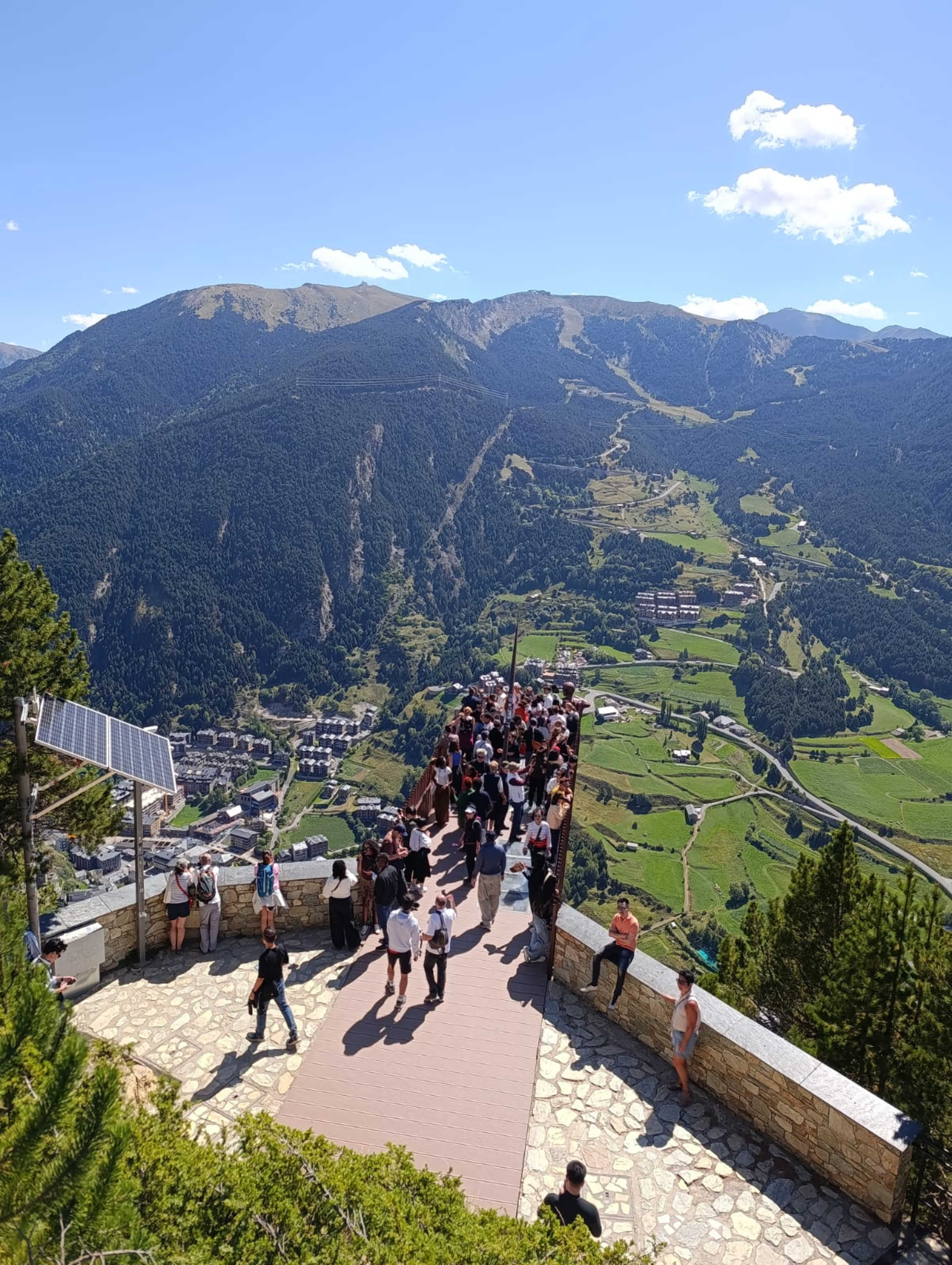 Un grup de turistes acompanyats d'un guia al mirador del Roc del Quer. Un grup de turistes acompanyats d'un guia al mirador del Roc del Quer.