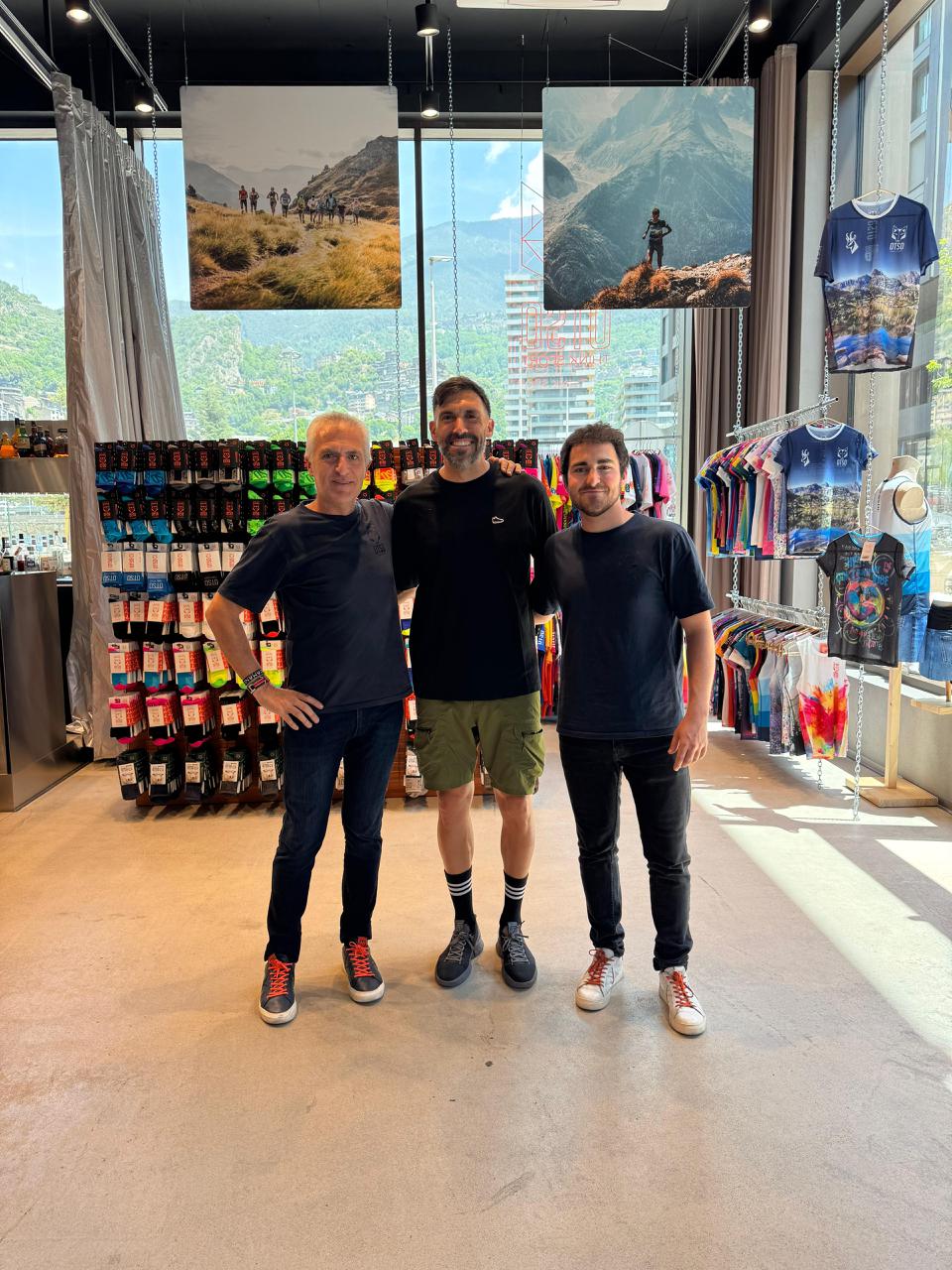 Solé, amb el seu fill Xavier i l'exentrenador de l'FC Andorra, Eder Sarabia, client habitual d'OTSO. La portaveu del Sindicat, Rebeca Bonache.