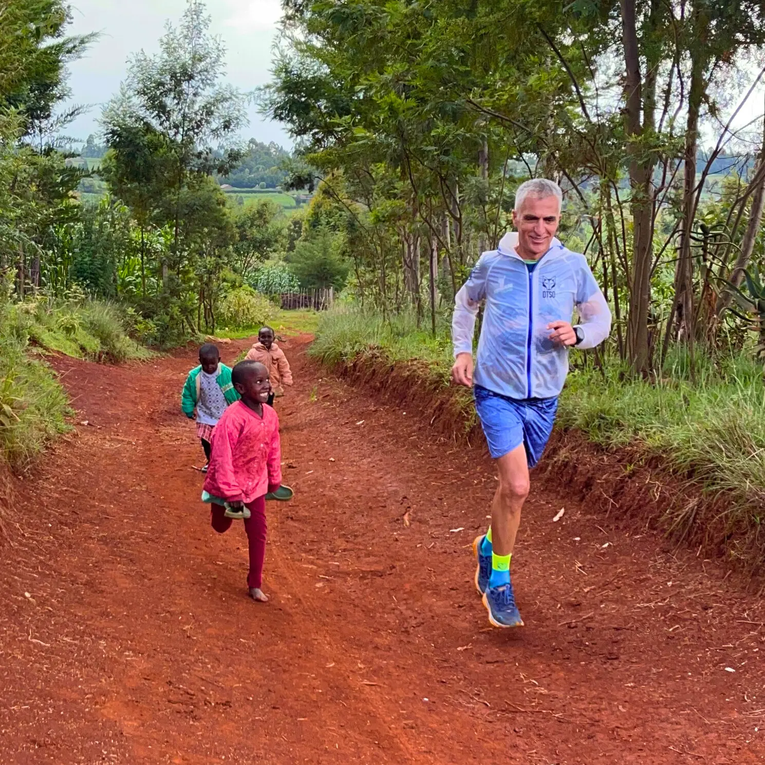 Solé, amb els més petits al centre d'entrenament de Kenya. La portaveu del Sindicat, Rebeca Bonache.