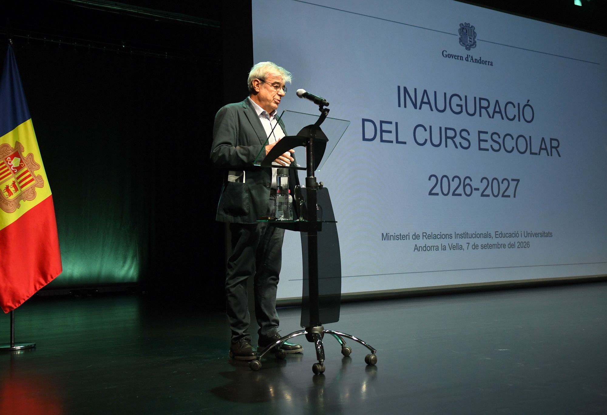 El ministre d'Educació, Ladislau Baró, durant el seu discurs davant el professorat. El ministre d'Educació, Ladislau Baró, durant el seu discurs davant el professorat.