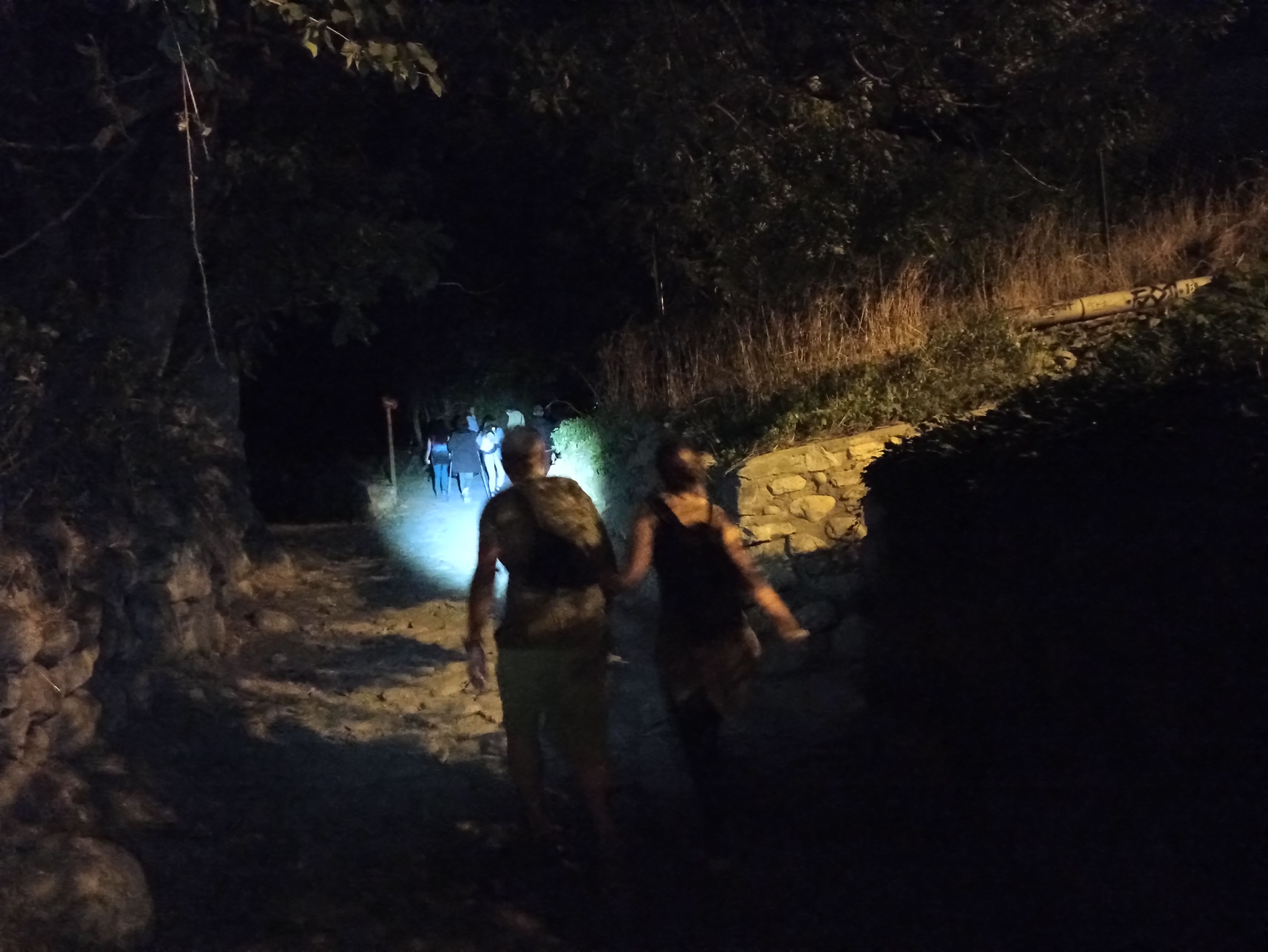 Els pelegrins enfilant el camí de l'Oratori d'Encamp. La portaveu del Sindicat, Rebeca Bonache.