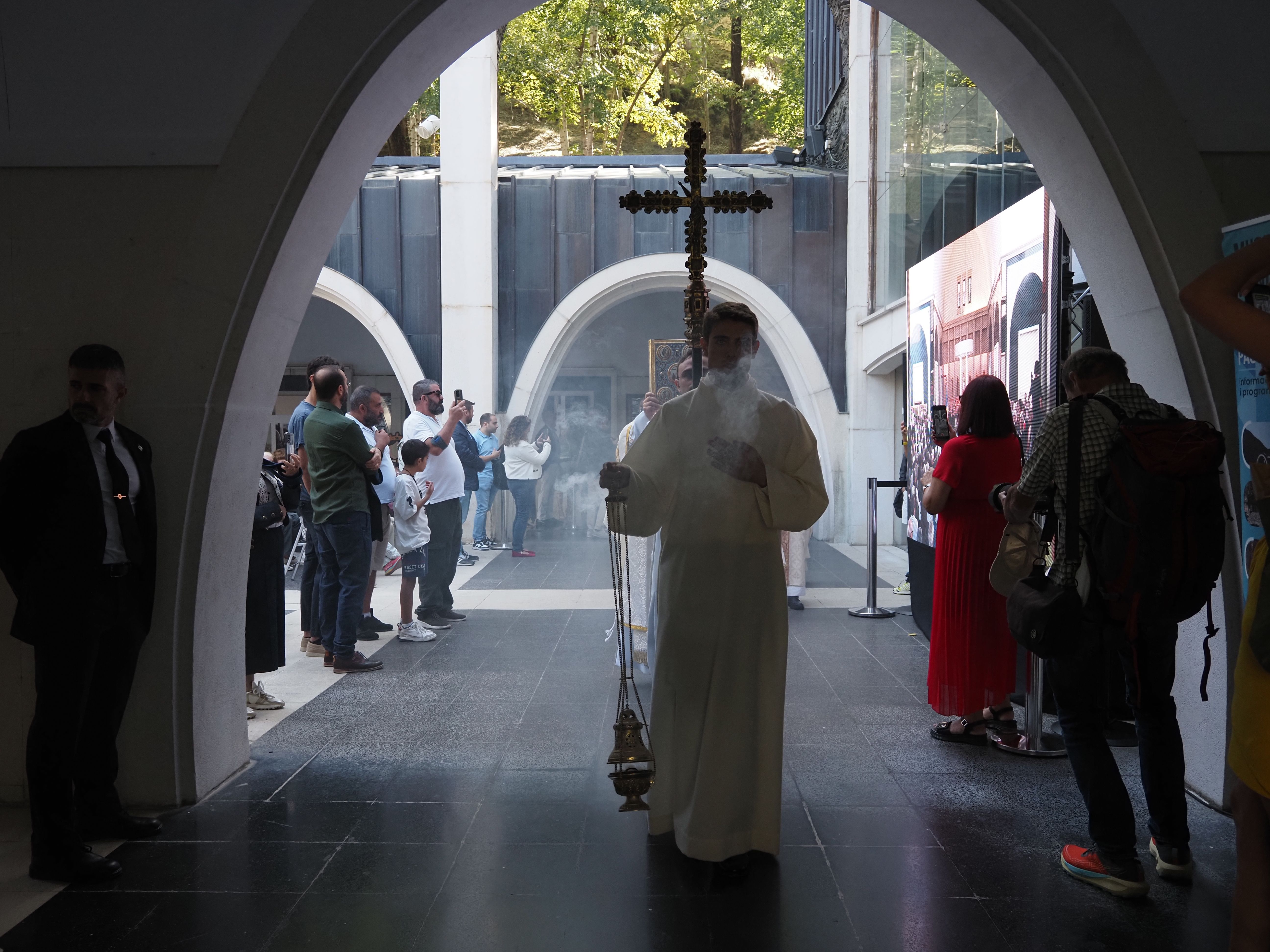 Entrant la creu a la basílica. Entrant la creu a la basílica.