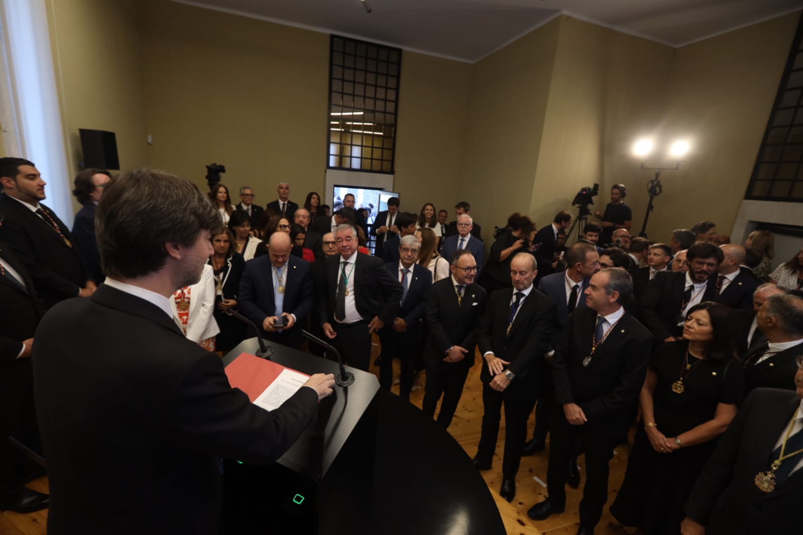 Representants polítics i institucionals escolten el discurs del síndic.