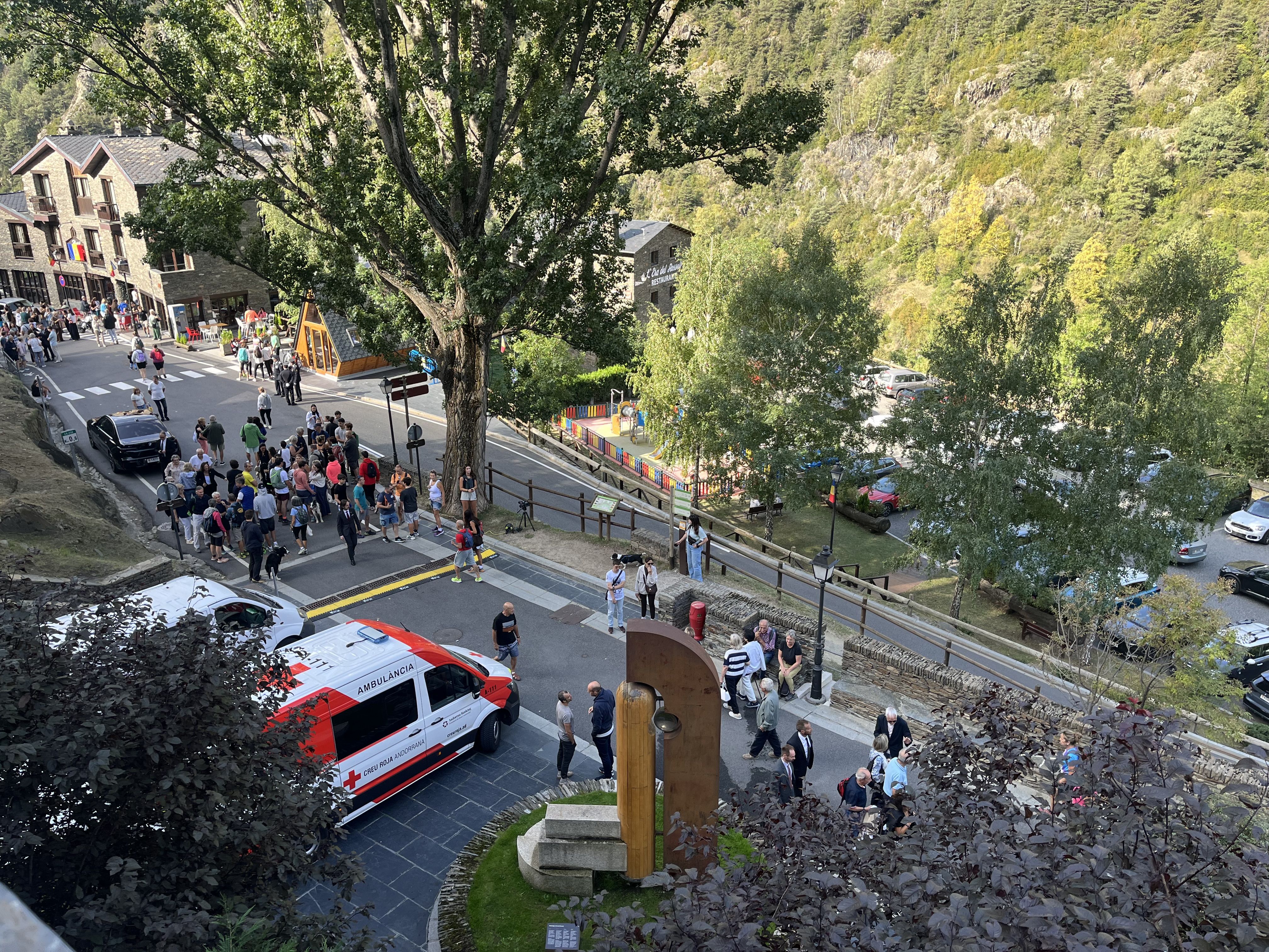 La gent arribant a Meritxell. La portaveu del Sindicat, Rebeca Bonache.