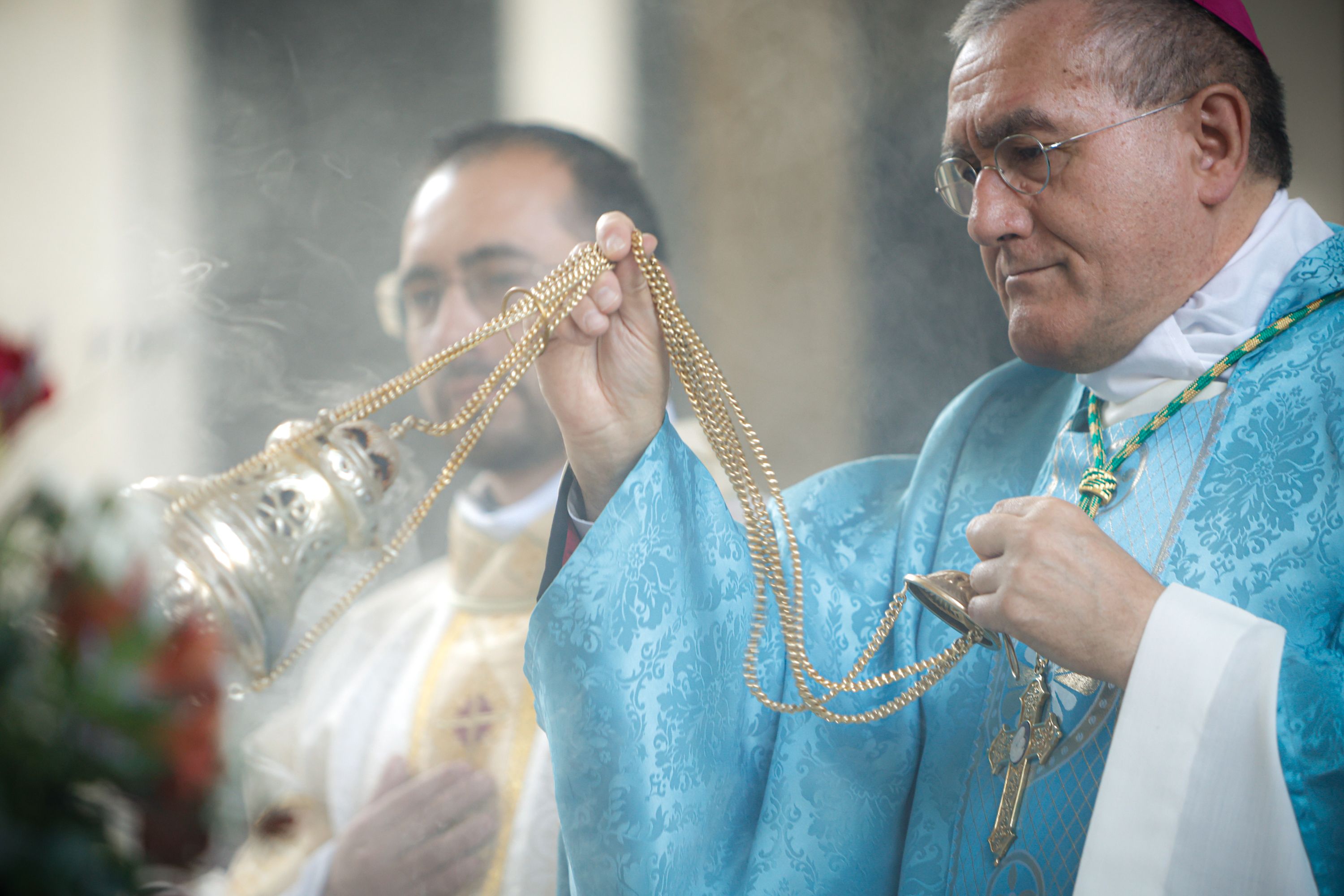 Pioppo fa servir l'ensencer durant la missa de Meritxell.