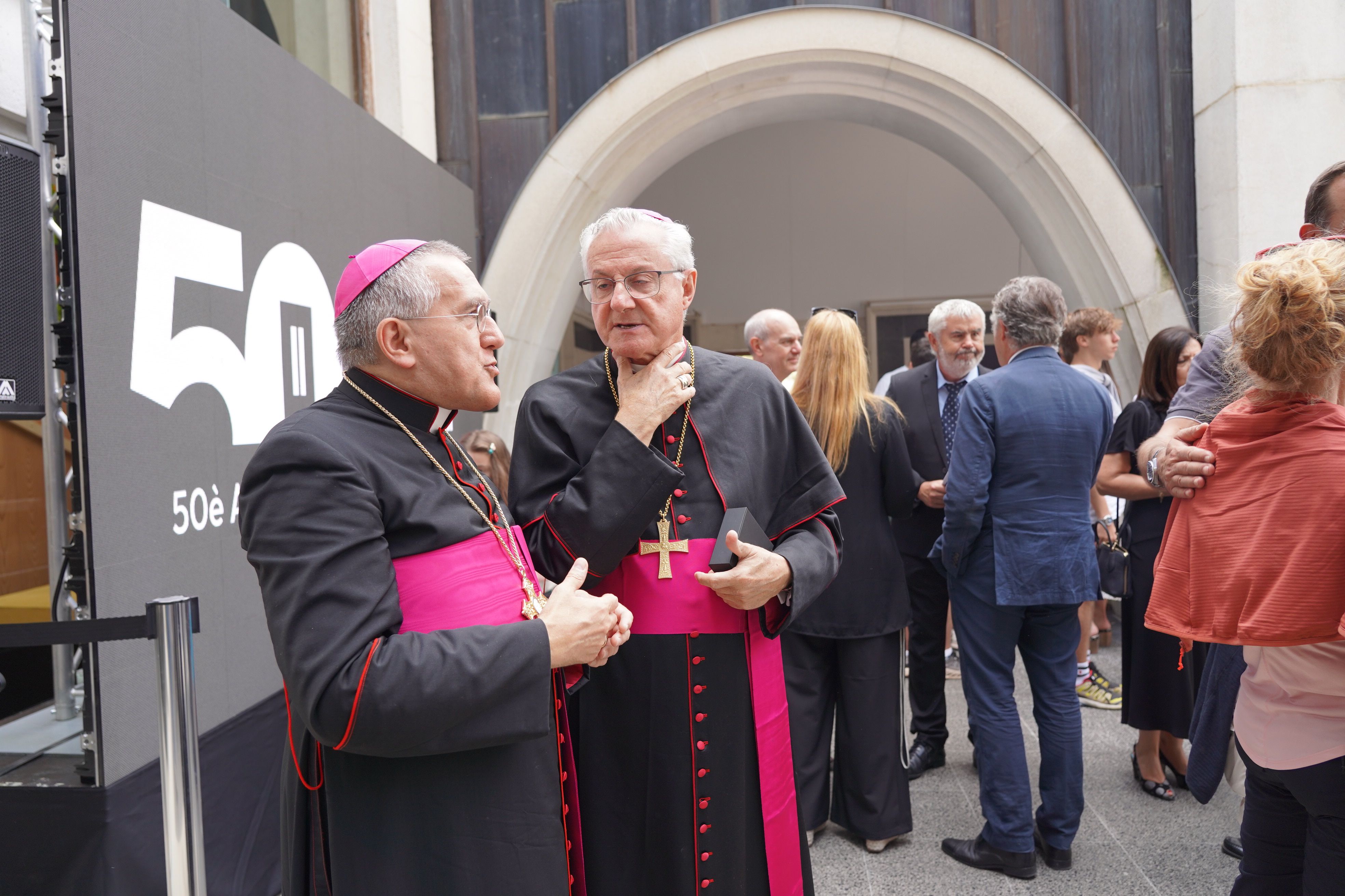 Pioppo conversa amb Vives després de la missa. Pioppo conversa amb Vives després de la missa.