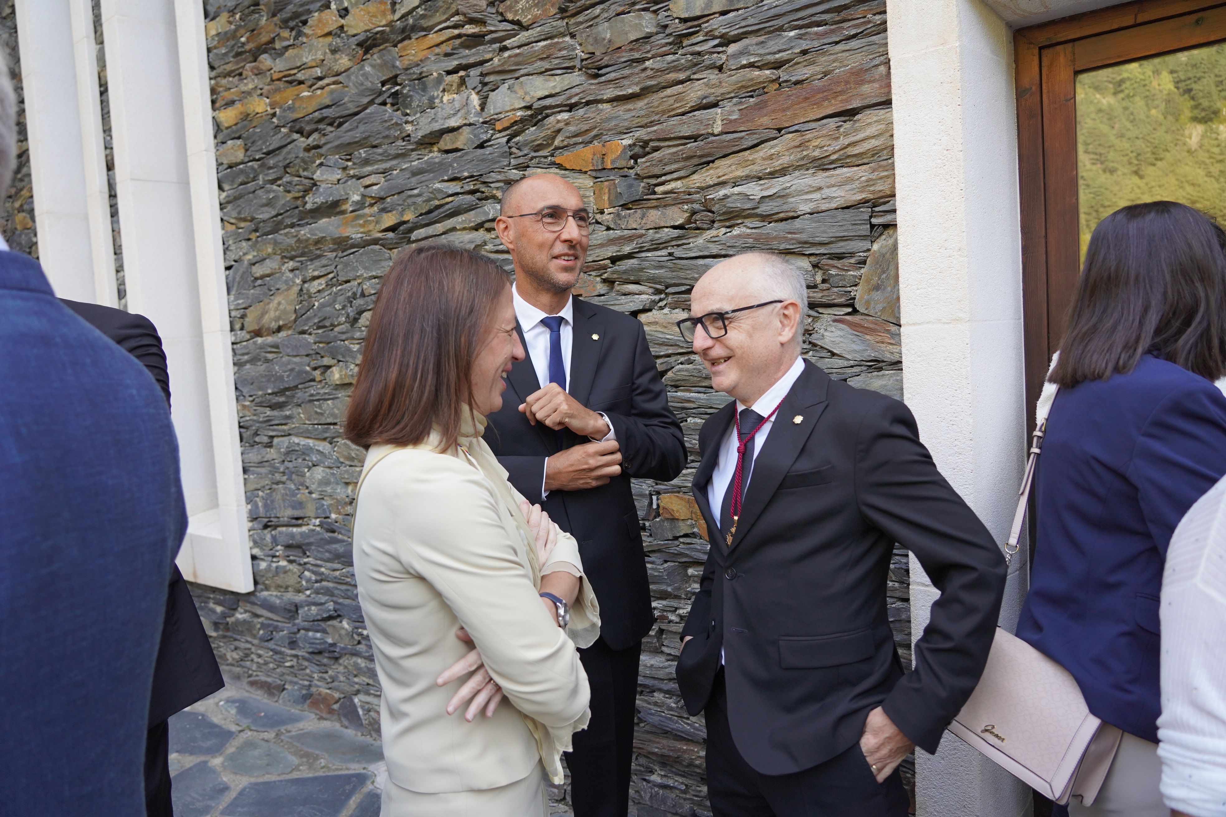 Ramon Lladós parla amb la cònsol major d'Ordino, Maria del Mar Coma, a Meritxell.