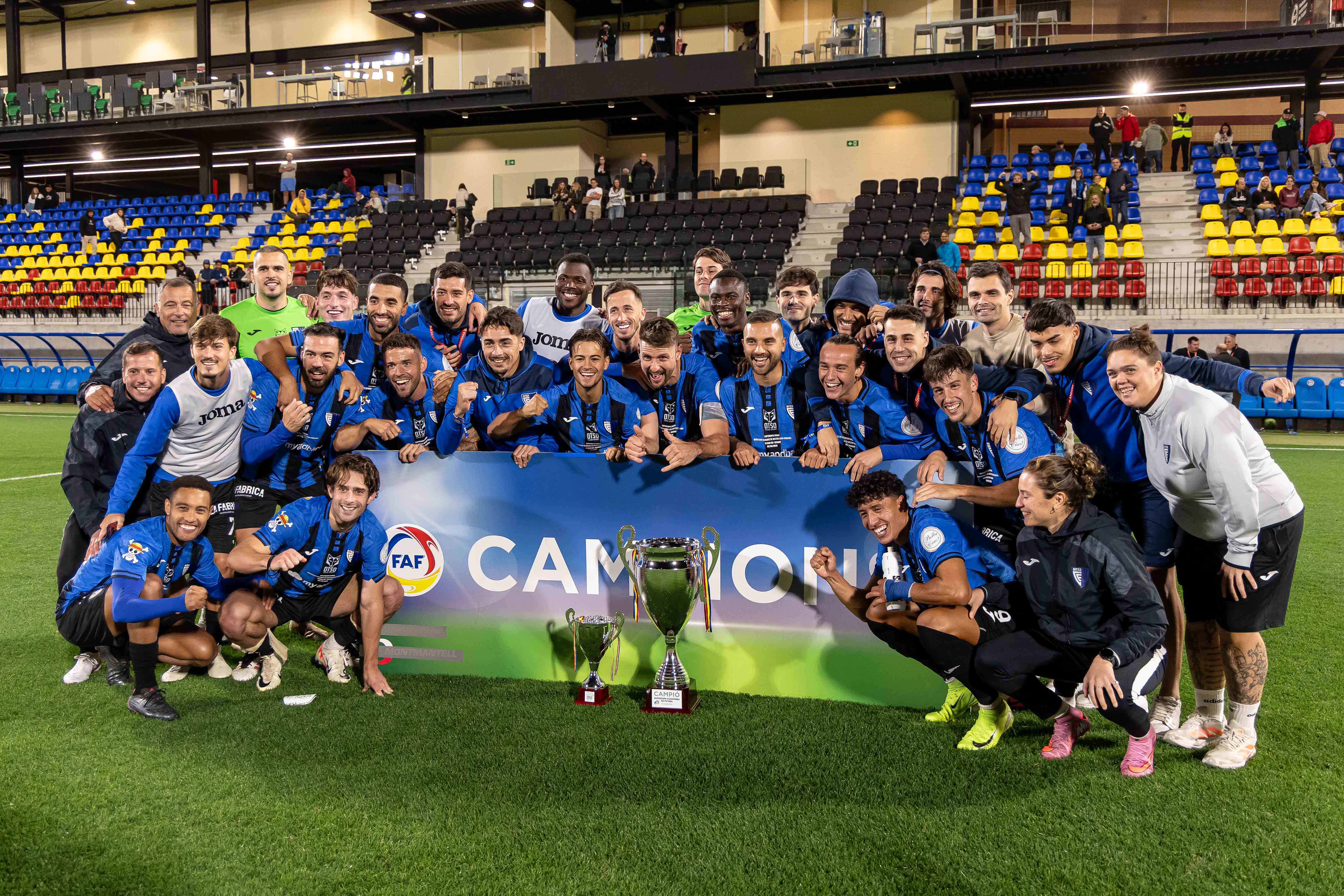 La plantilla de l'Inter celebrant la Supercopa.