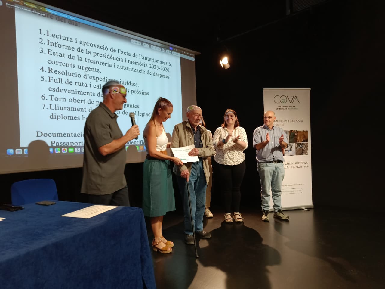 Entrega del diploma honorífic a Casimir Arajol. Entrega del diploma honorífic a Casimir Arajol.