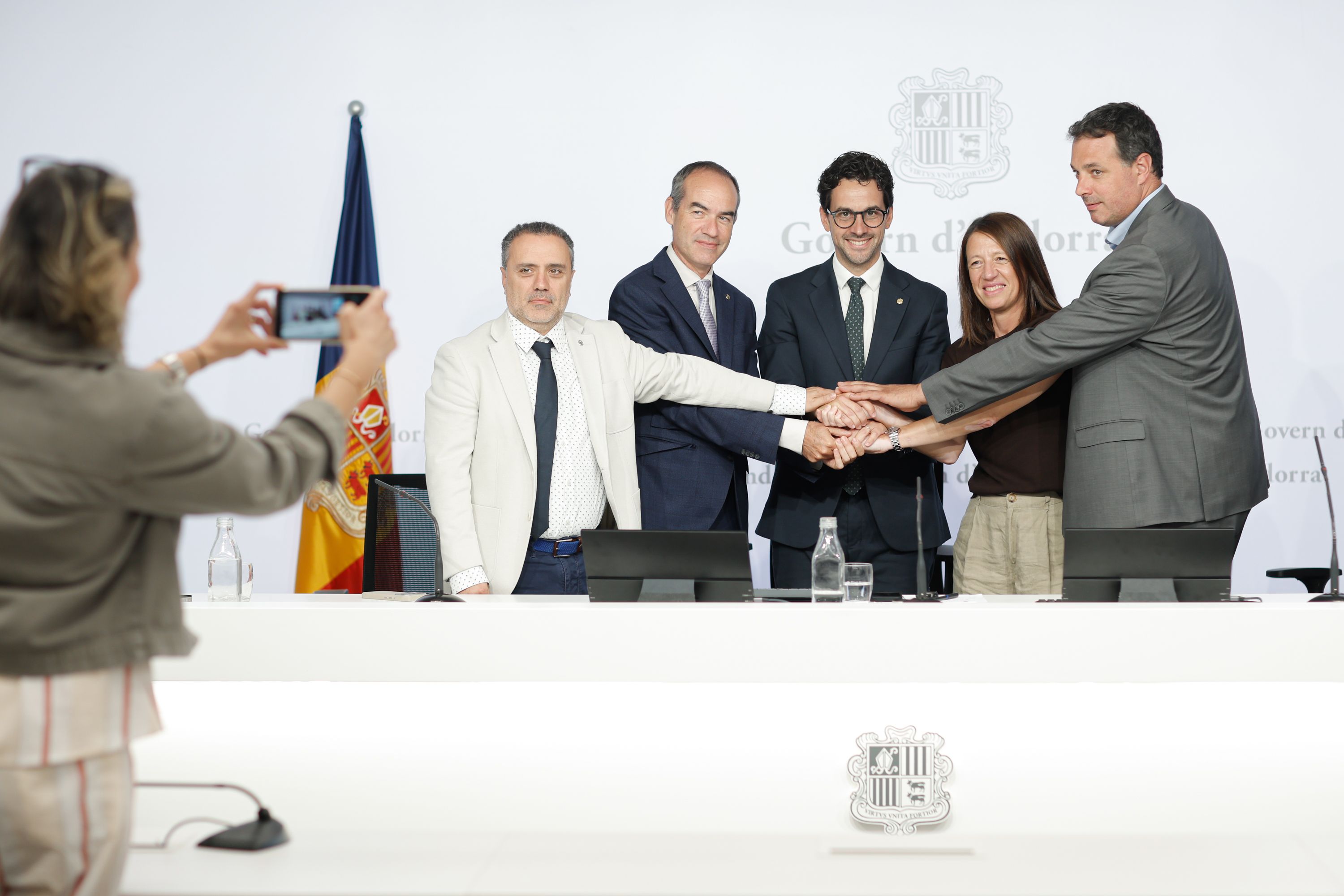Els cònsols de Canillo i d'Ordino celebren amb el ministre de Medi Ambient l'aprovació del projecte de llei del parc natural nacional. Els cònsols de Canillo i d'Ordino celebren amb el ministre de Medi Ambient l'aprovació del projecte de llei del parc natural nacional.