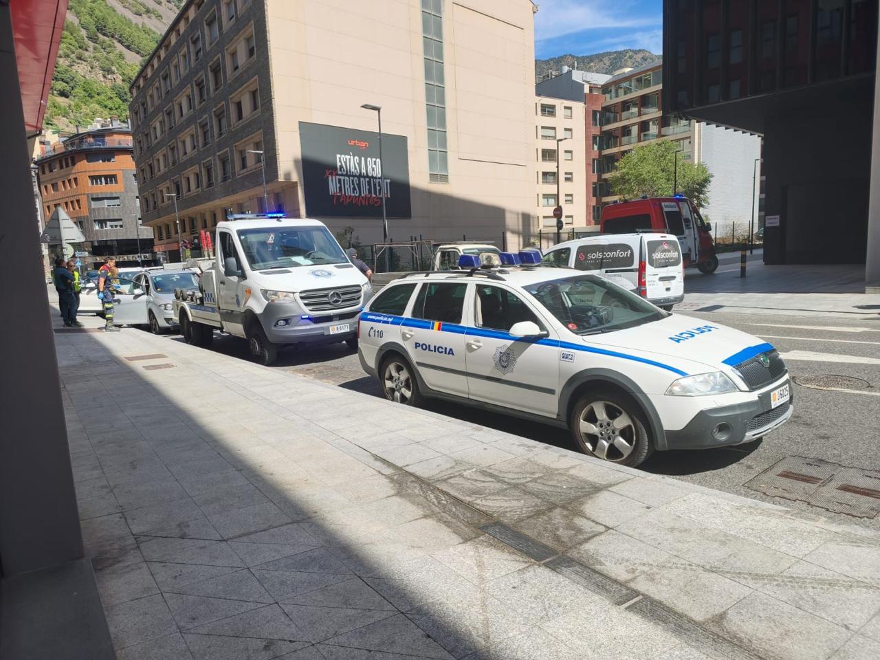 Equips d'emergència a la zona de l'accident. Equips d'emergència a la zona de l'accident.