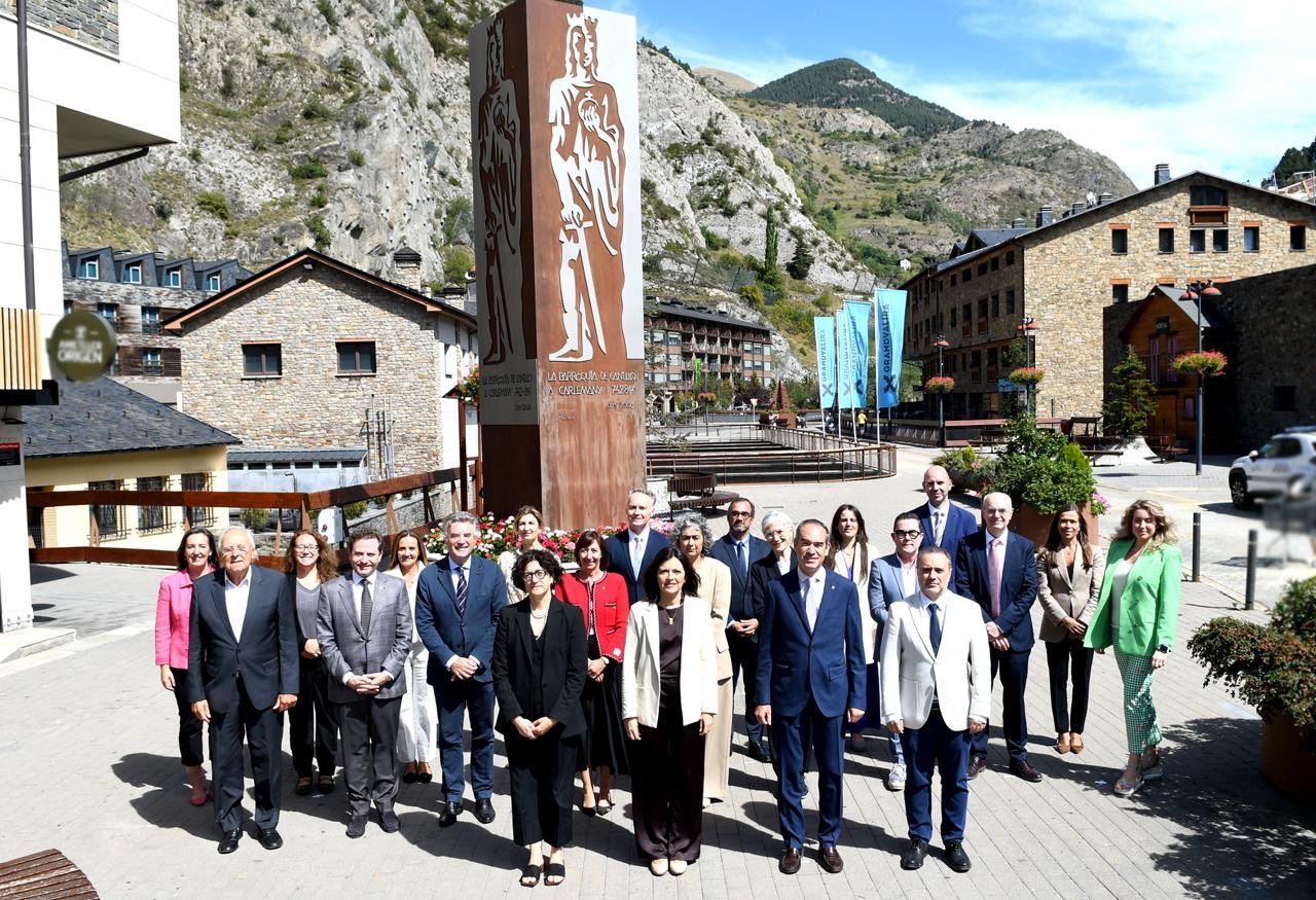 Una imatge de grup de tot el cos diplomàtic.