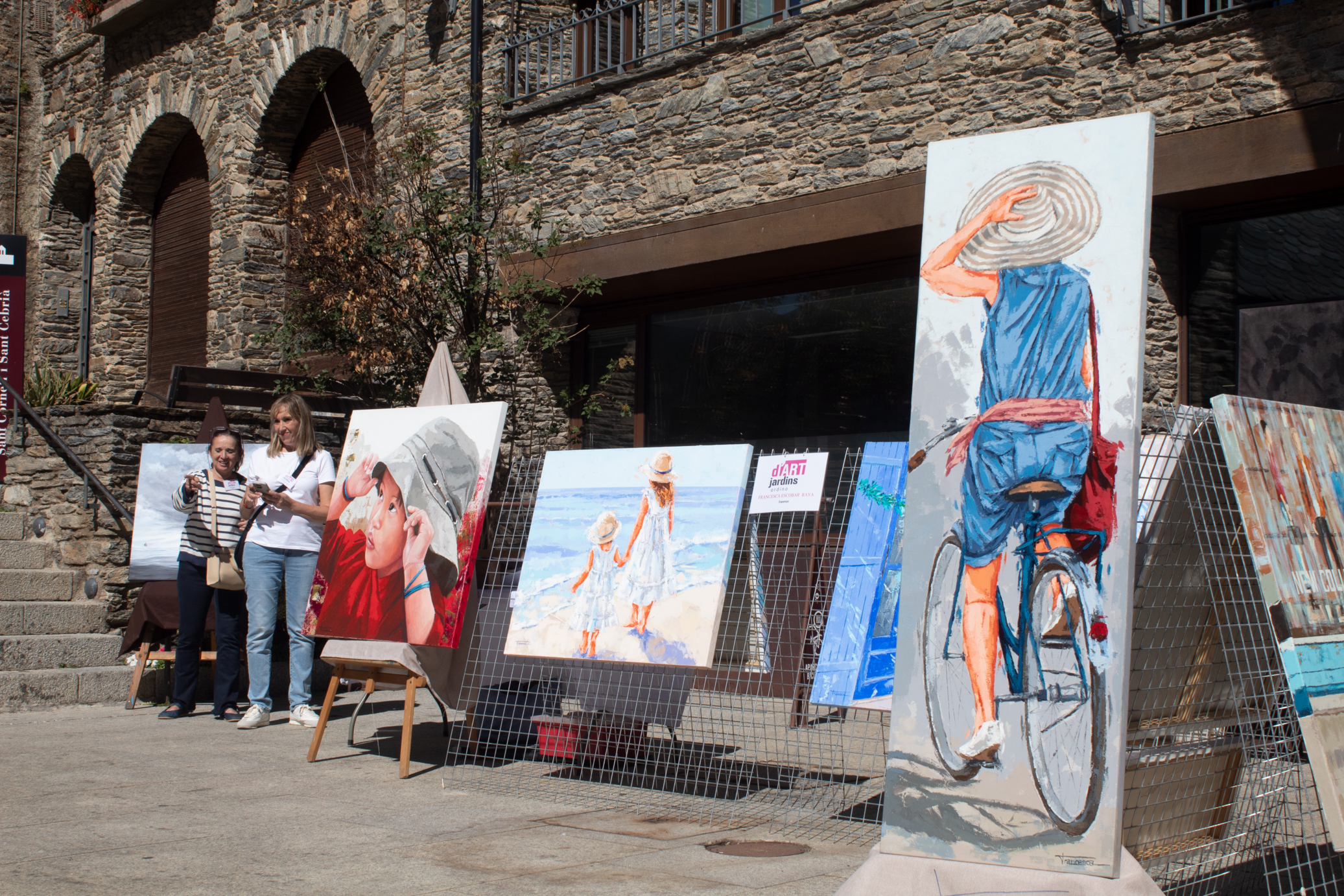 Una de les artistes, amb l'obra plantada davant del comú.