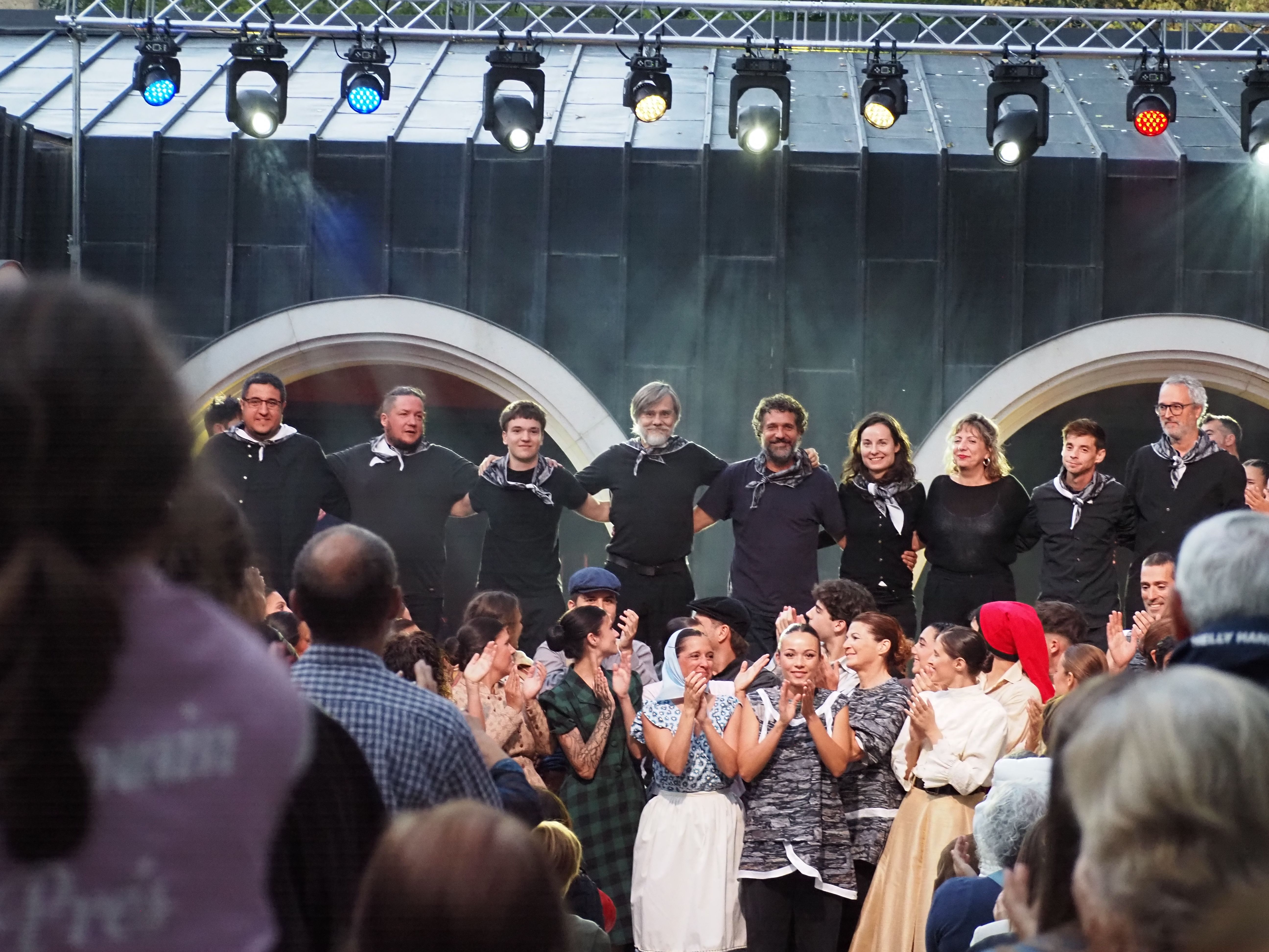 Els músics saludant els assistents. Els músics saludant els assistents.