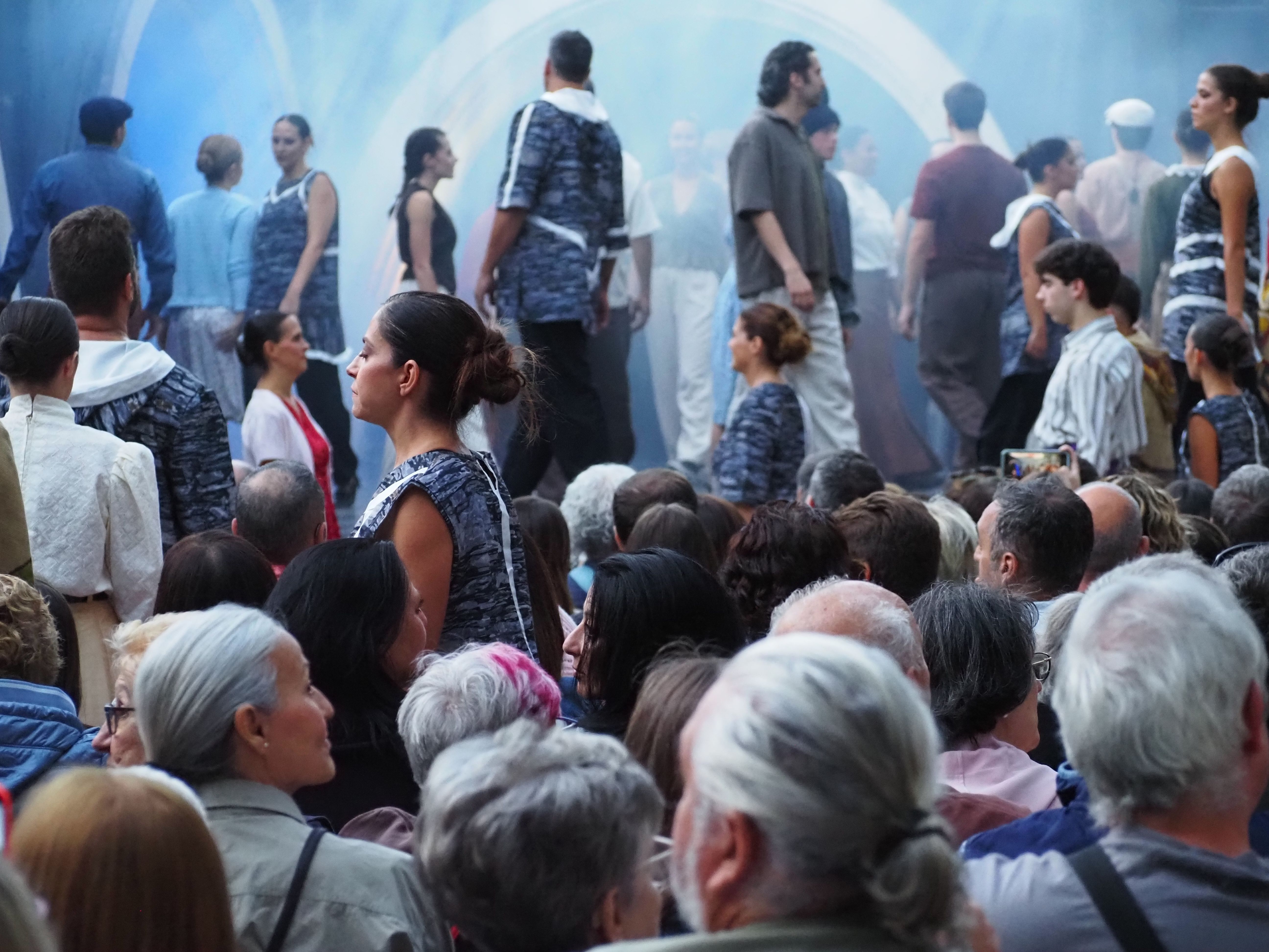Tots els dansaires acostant-se a l'escenari del claustre. Tots els dansaires acostant-se a l'escenari del claustre.