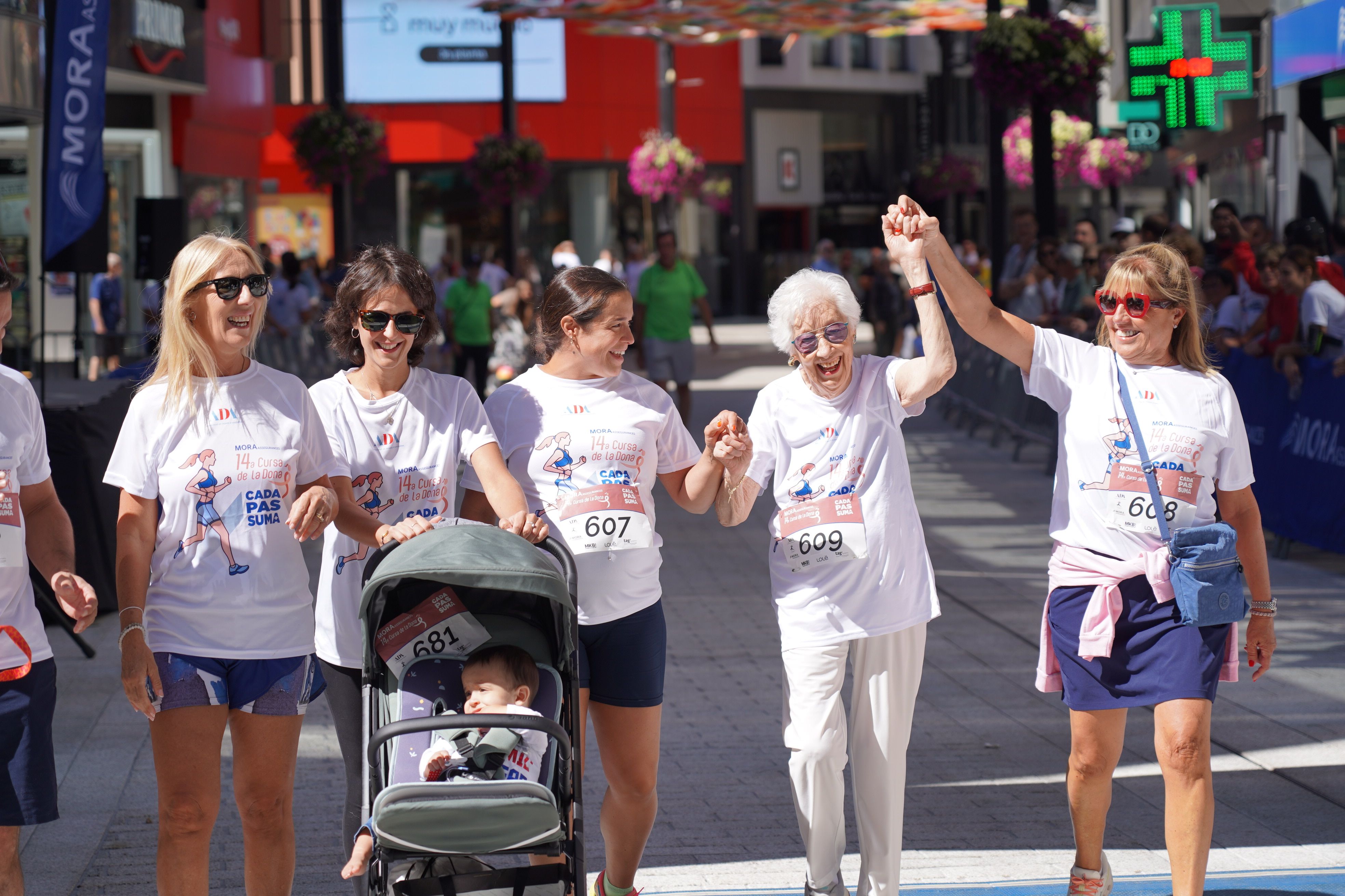 Roser Tort, a la línia d'arribada, acompanyada de la seva família. Roser Tort, a la línia d'arribada, acompanyada de la seva família.