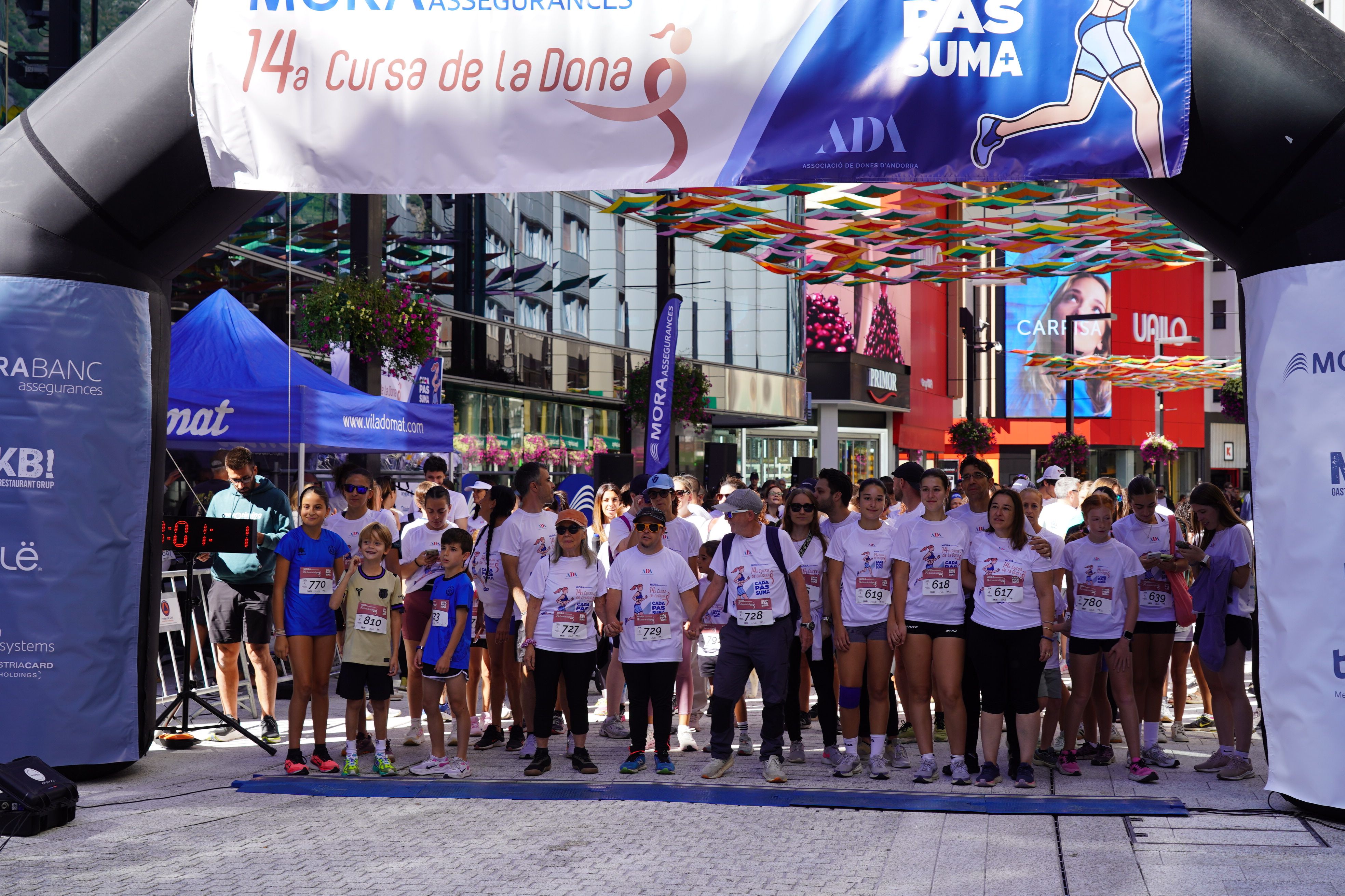 Preparació per a la sortida de la cursa petita, de 2,5K. Preparació per a la sortida de la cursa petita, de 2,5K.