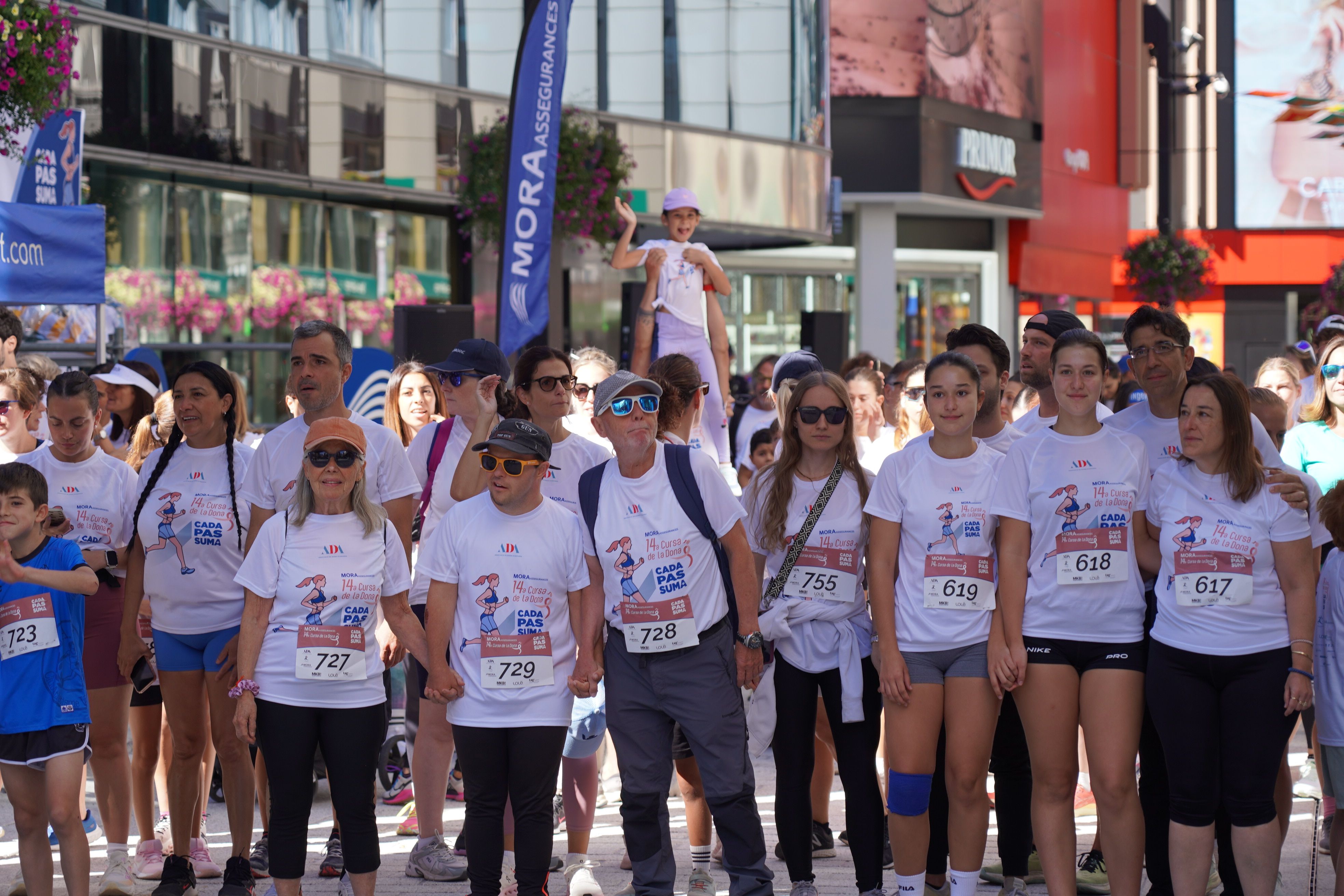Preparació per a la sortida de la cursa petita, de 2,5K. Preparació per a la sortida de la cursa petita, de 2,5K.
