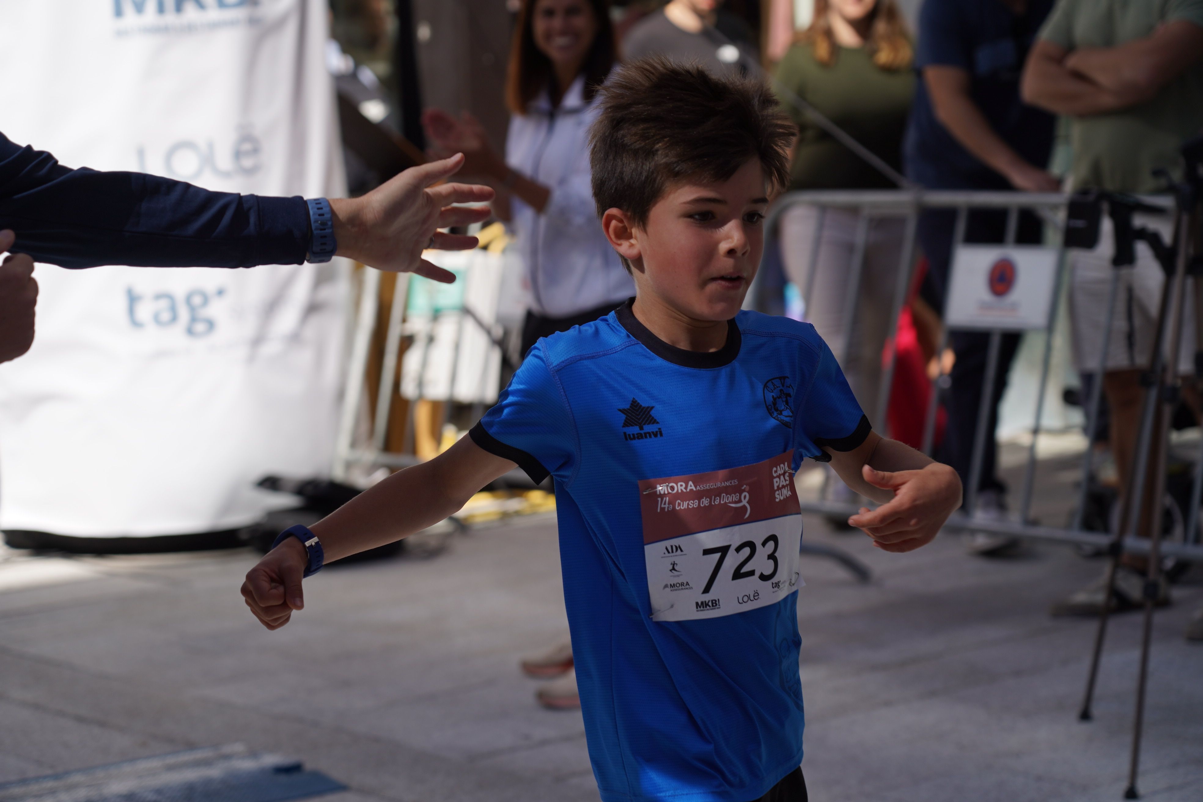 El petit Nil Villanueva ha estat dels primers en arribar. La portaveu del Sindicat, Rebeca Bonache.