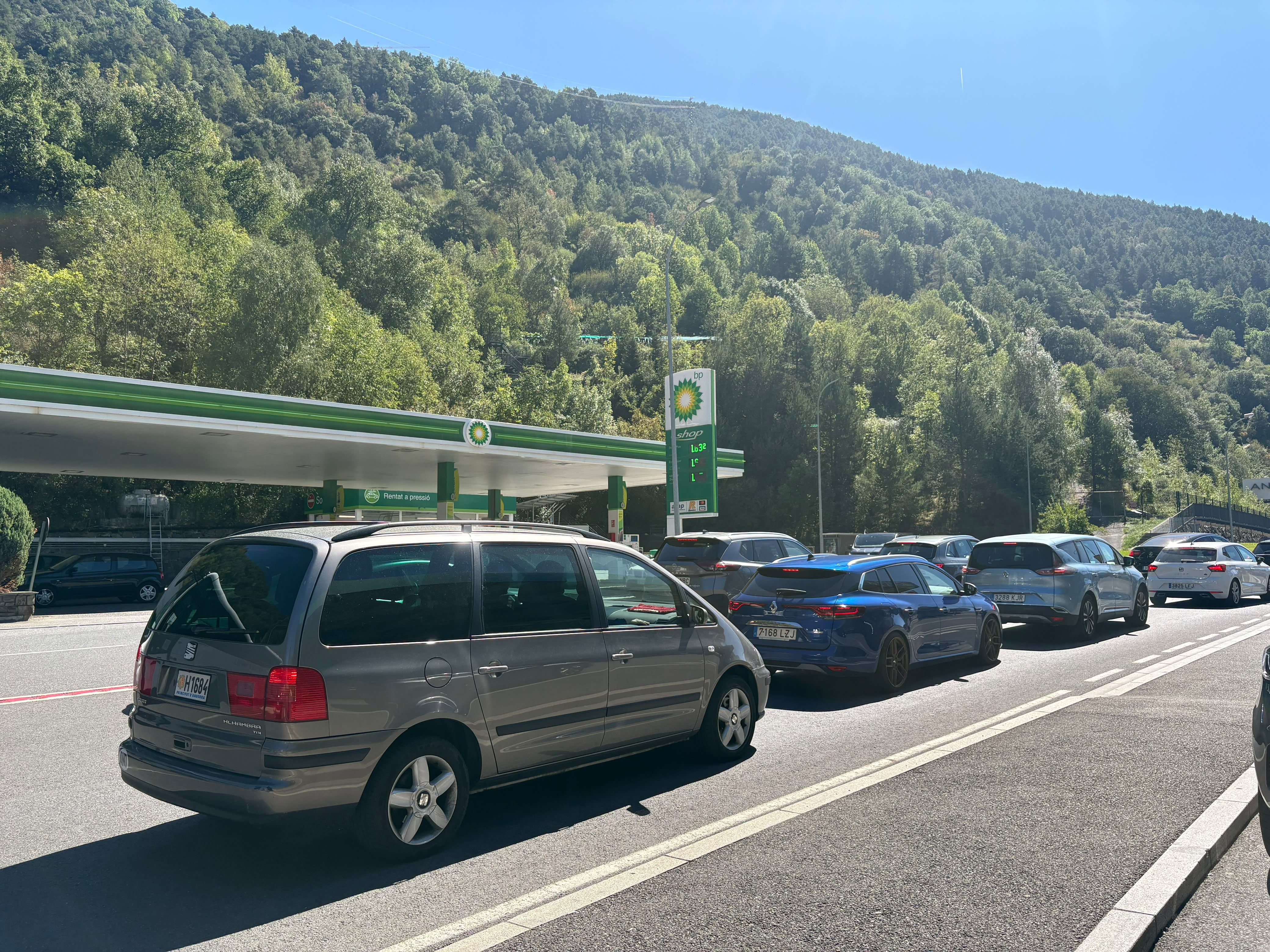 Les retencions s'han iniciat a la sortida del túnel de la Tàpia, en algun moment, i han anat seguint fins al riu Runer.