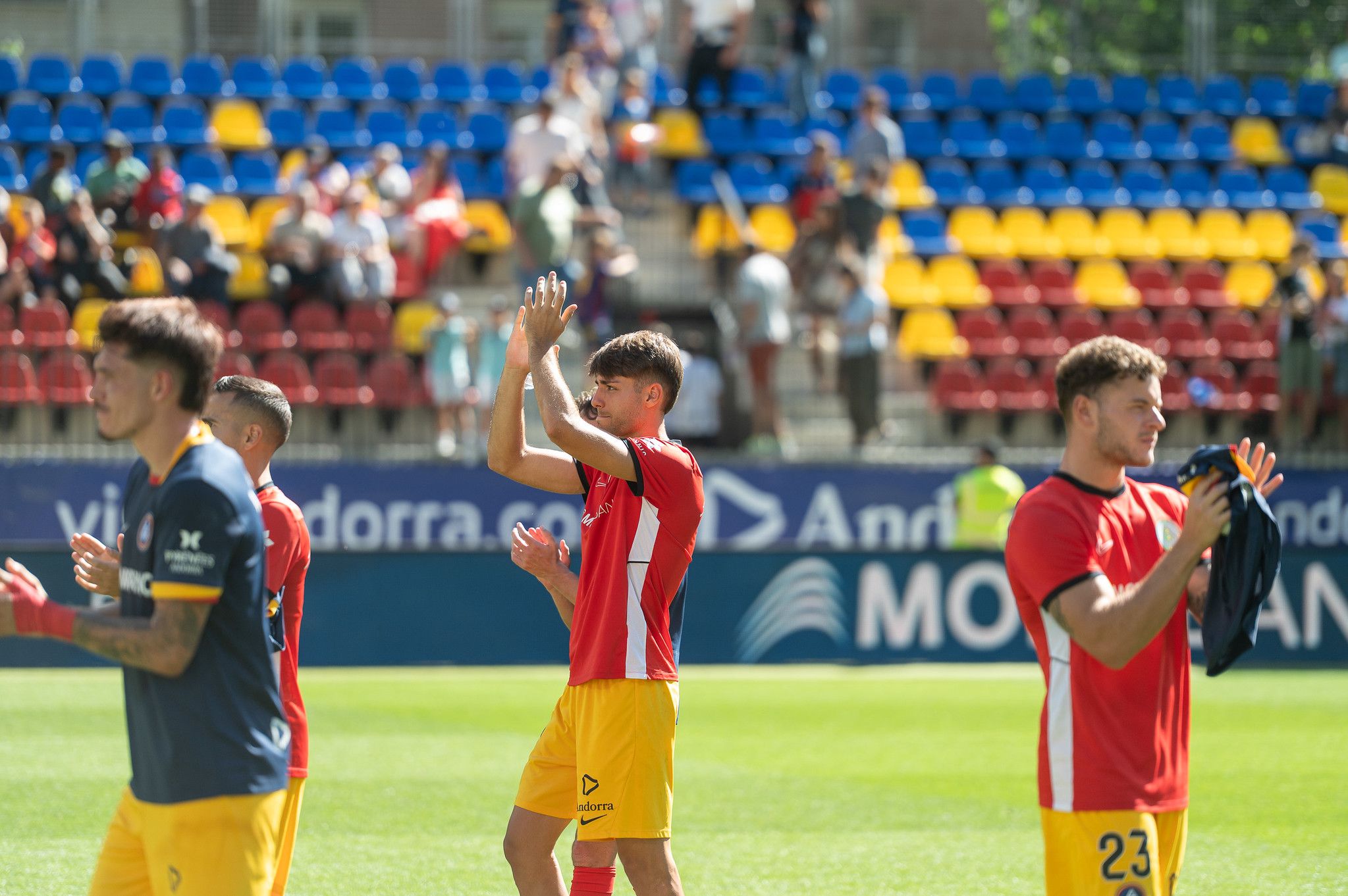 Els jugadors, agraïnt l'empenta de l'afició tot i la derrota. La portaveu del Sindicat, Rebeca Bonache.