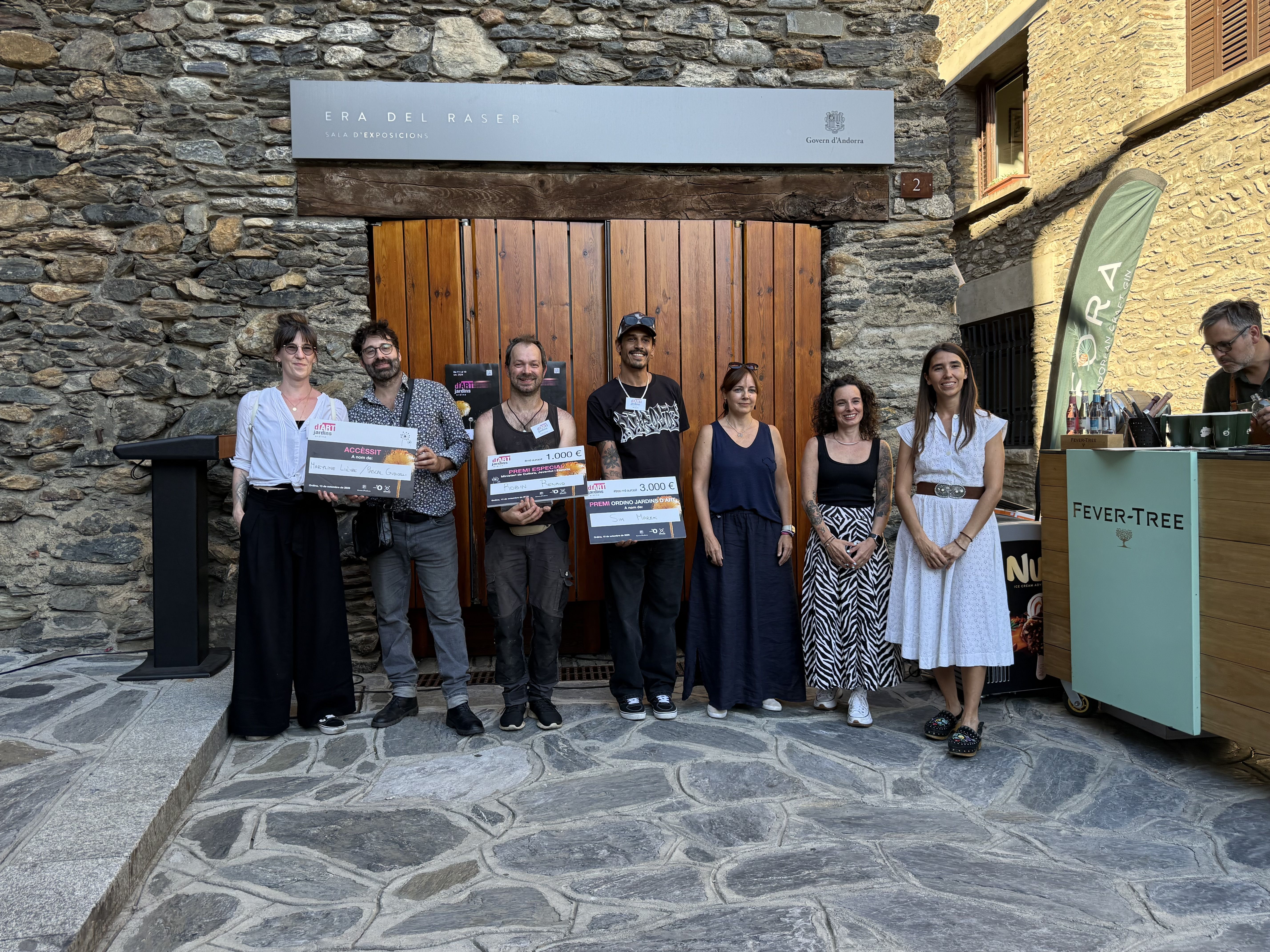 Els premiats amb la consellera de Cultura ordinenca i les altres dues membres del jurat.
