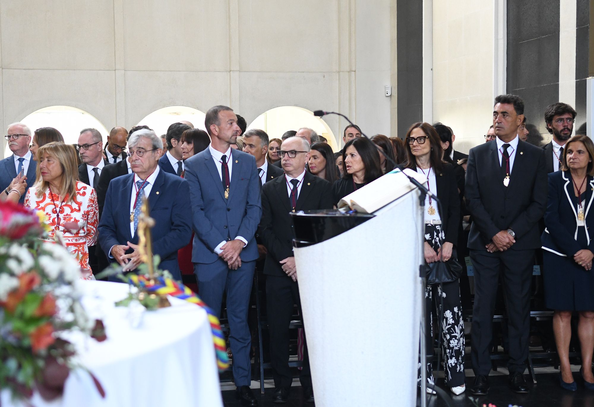 Membres de Govern en primera fila durant la missa de Meritxell i, darrere, altres autoritats.